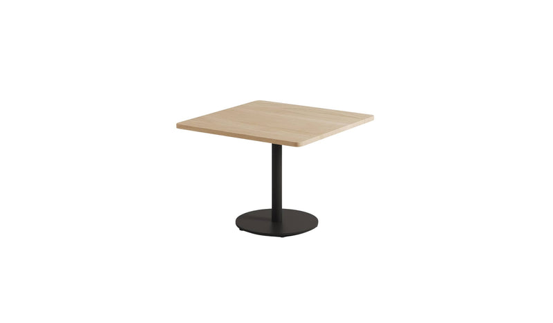 Table basse carrée Moka de Tiptoe avec plateau en bois clair et pied en acier noir, sur fond blanc.