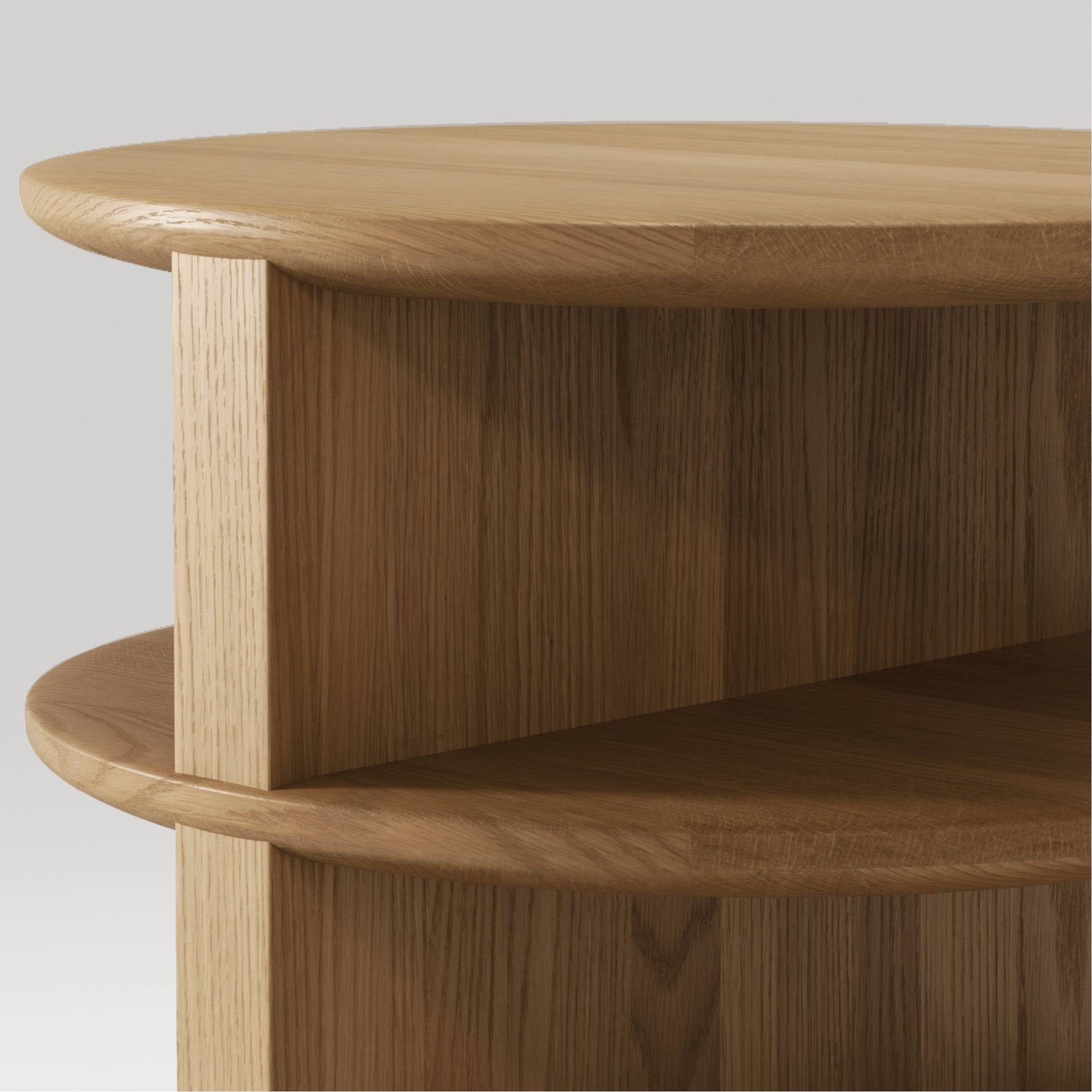 Zoom sur le plateau arrondi en chene massif et les finitions soignées de la table Triplex