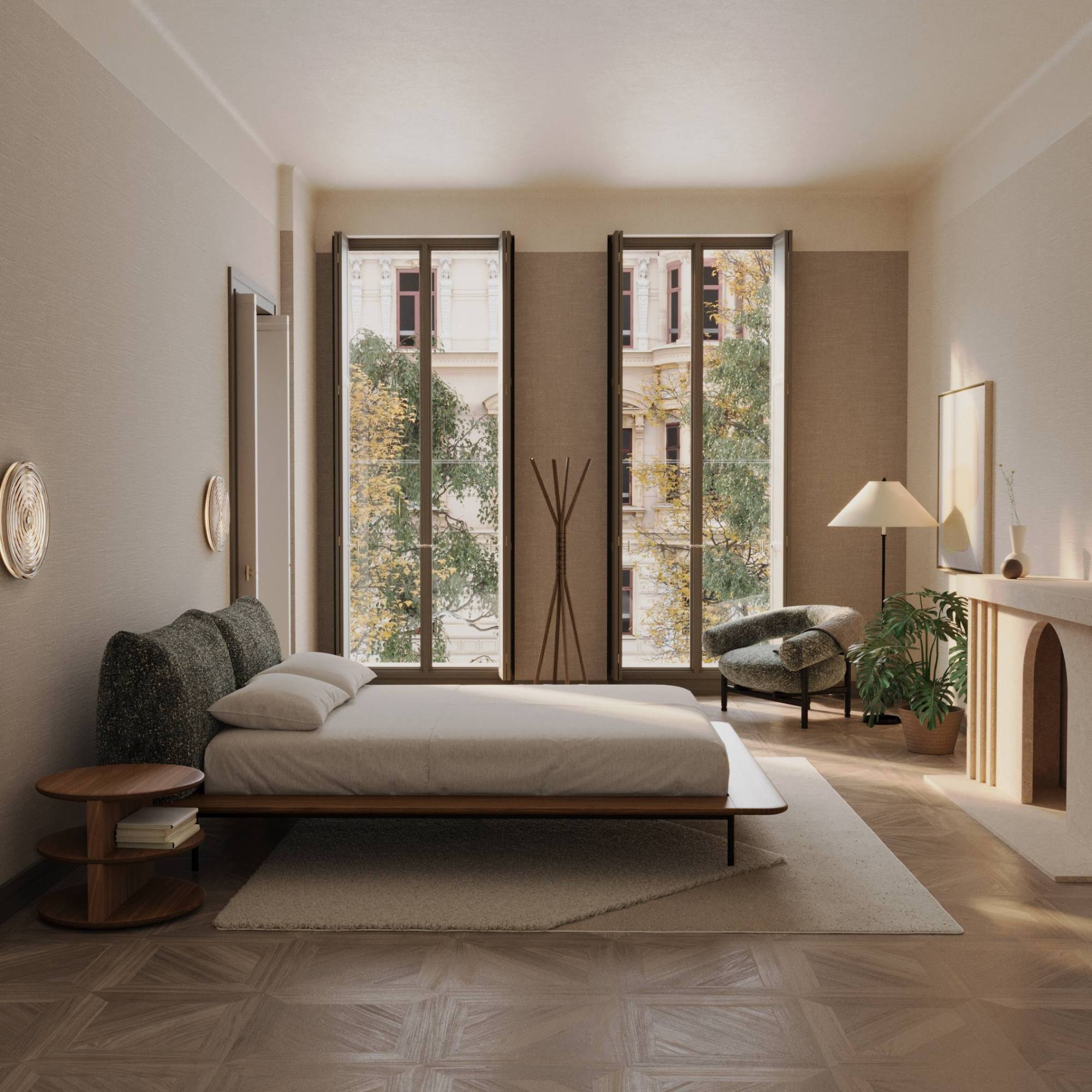 Chambre élégante avec parquet en point de Hongrie, lit bas en bois, table de chevet ronde et fauteuil près de grandes fenêtres.