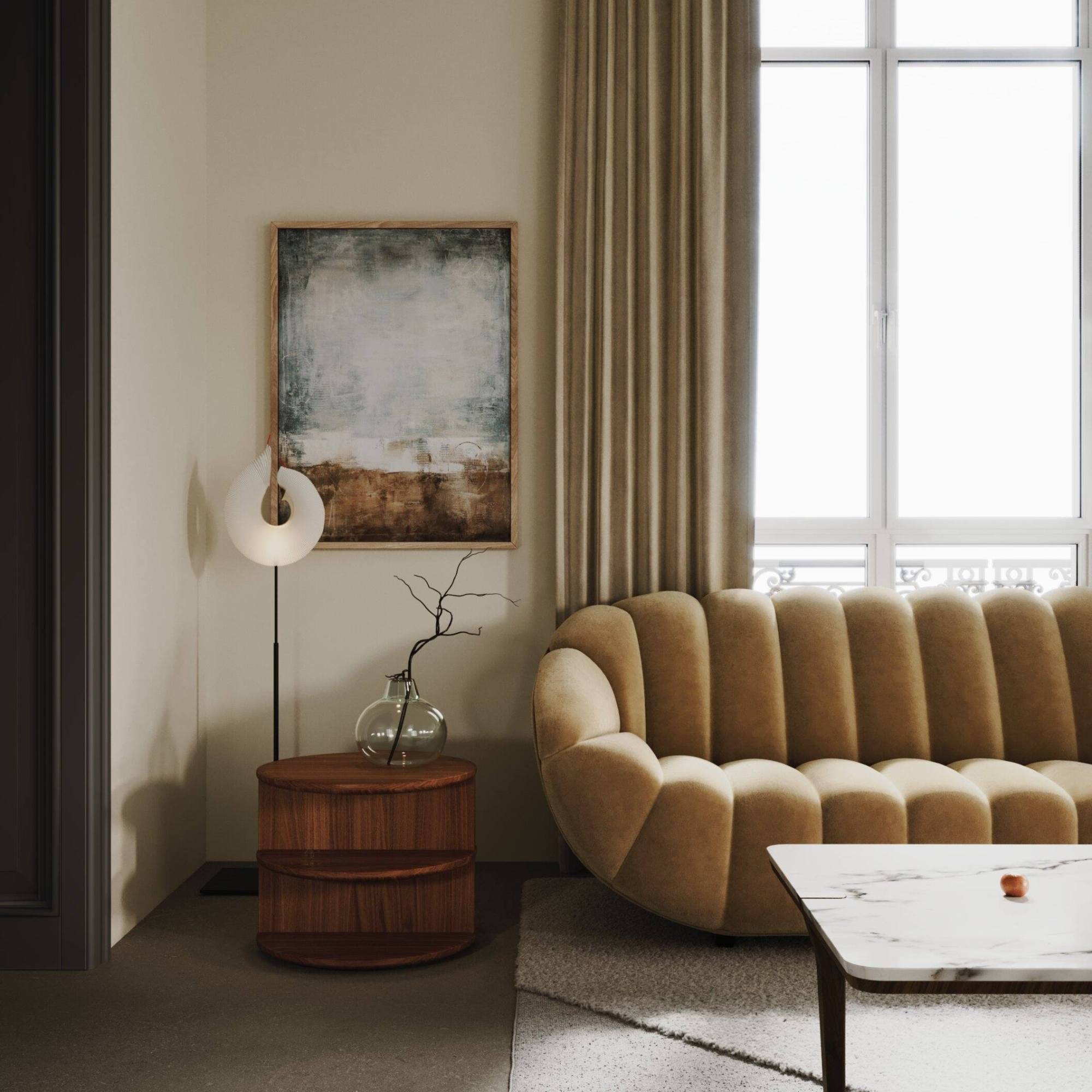Salon lumineux avec canapé en velours côtelé, rideaux épais, table ronde en bois et tableau abstrait aux tons doux.