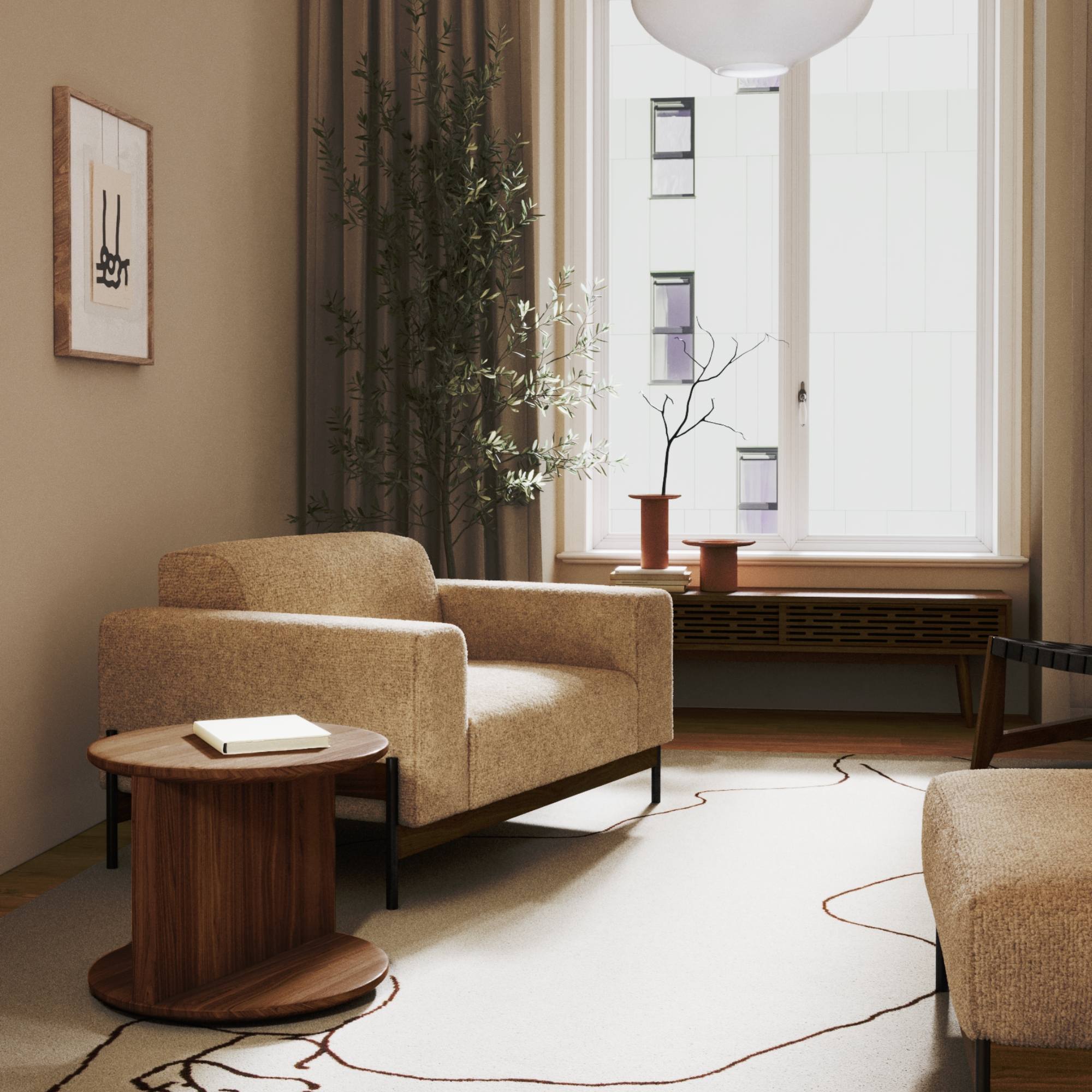 Fauteuil beige près d’une table ronde en bois foncé dans un salon lumineux aux tons naturels et rideaux ouverts