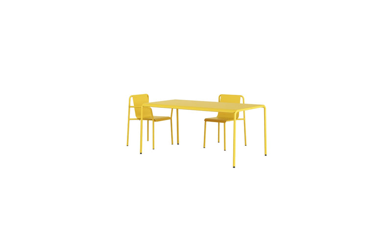 Ensemble de mobilier de jardin moderne, table rectangulaire et 2 chaises assorties en métal jaune soleil, mobilier extérieur élégant.