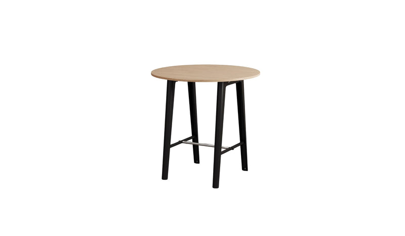 Table haute New Modern ronde en chêne avec pieds noirs et barre repose-pieds, sur fond blanc