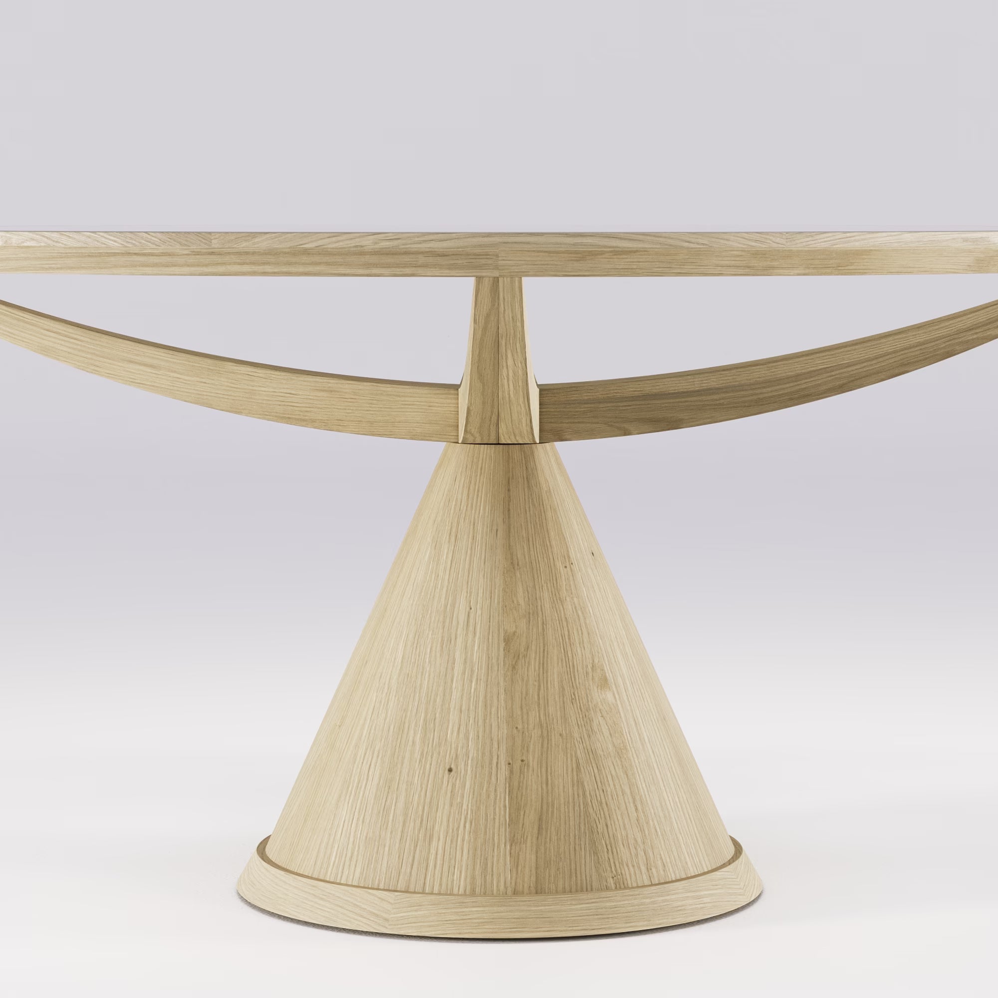 Table ronde Vasco en chêne massif avec pied central conique et traverses incurvées, vue rapprochée sur fond neutre.