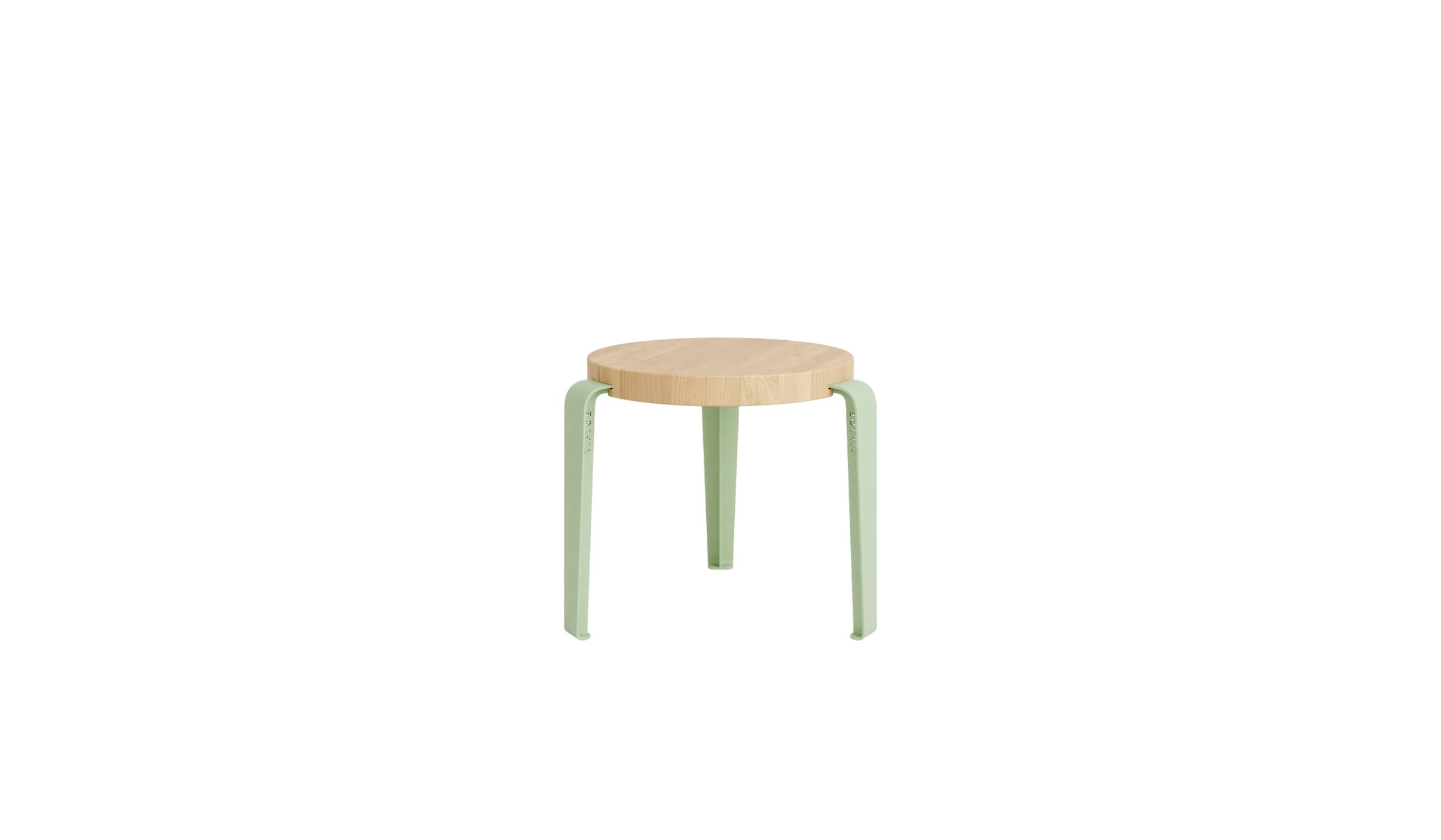 Tabouret enfant Tiptoe avec assise en plastique recyclé vert et pieds blancs sur fond blanc