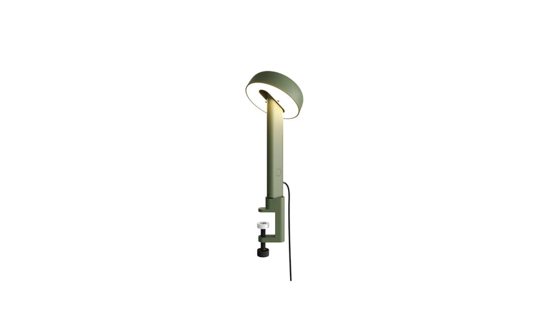 Lampe à pince verte, Nod de Tiptoe, vue latérale avec l’ampoule allumée, abat-jour circulaire.