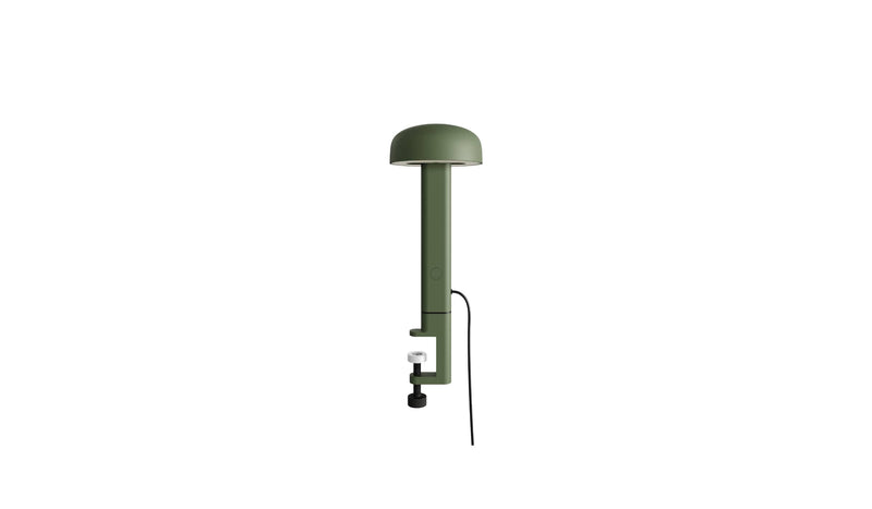 Lampe à pince vert, Nod de Tiptoe, vue de côté mettant en avant le bras fin et la base, avec l’ampoule orientée vers le bas.