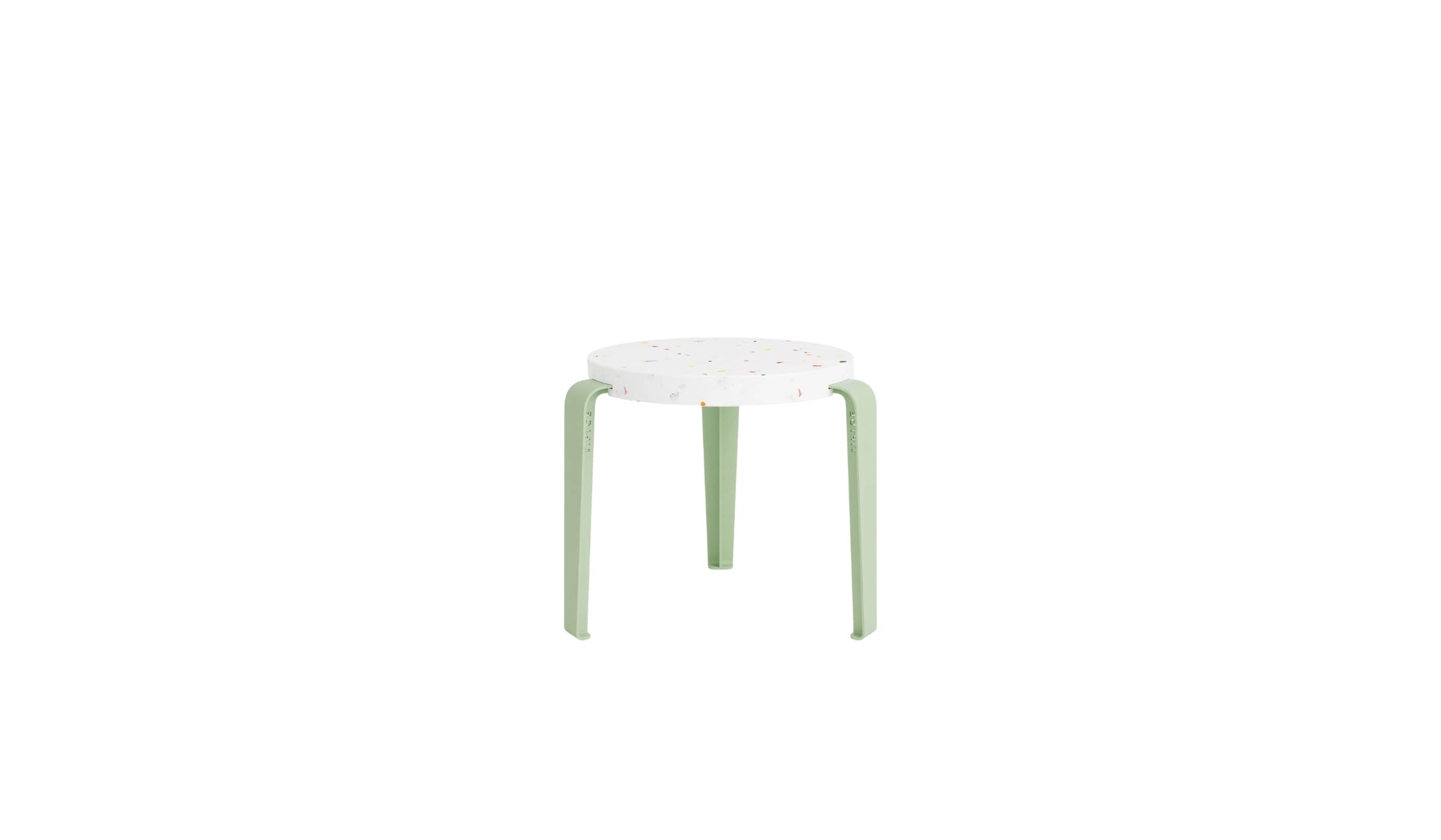 Tabouret enfant Tiptoe avec assise en plastique recyclé et pieds verts sur fond blanc
