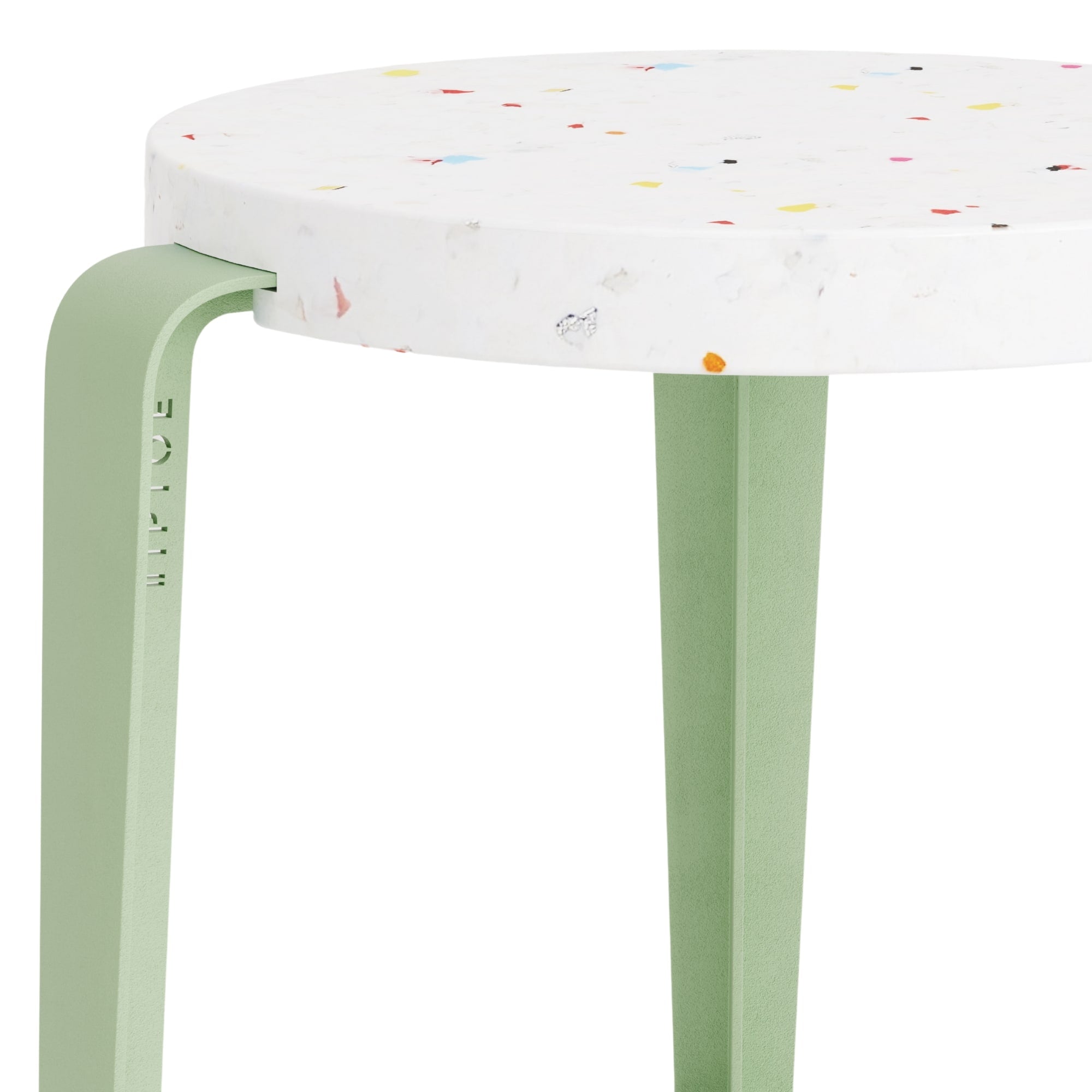 Détail d’un tabouret enfant Tiptoe en plastique recyclé blanc avec éclats colorés et pieds en acier vert
