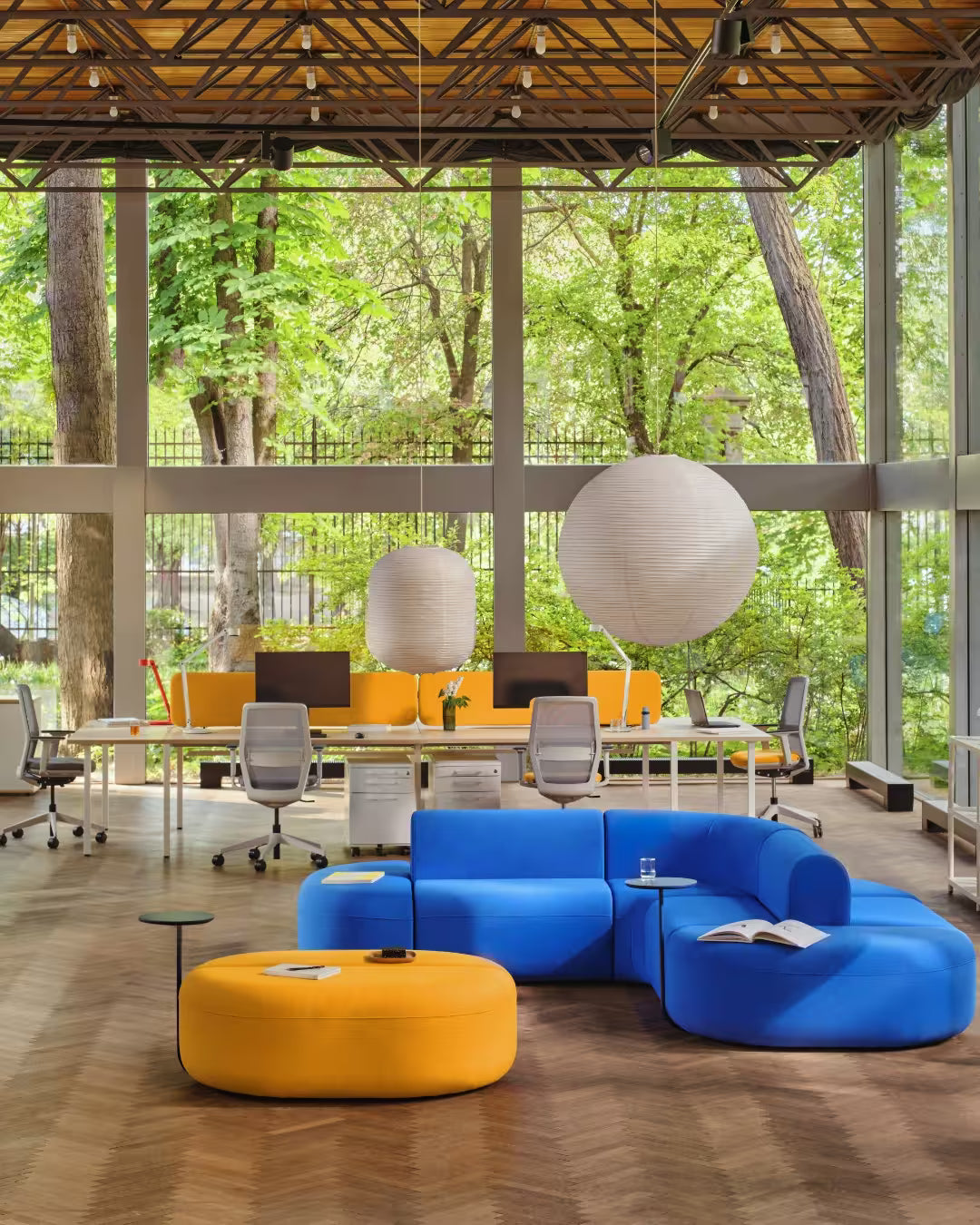 Mobilier ergonomique et confortable pour espace de travail moderne avec fauteuil design, bureau bois clair et ambiance chaleureuse.