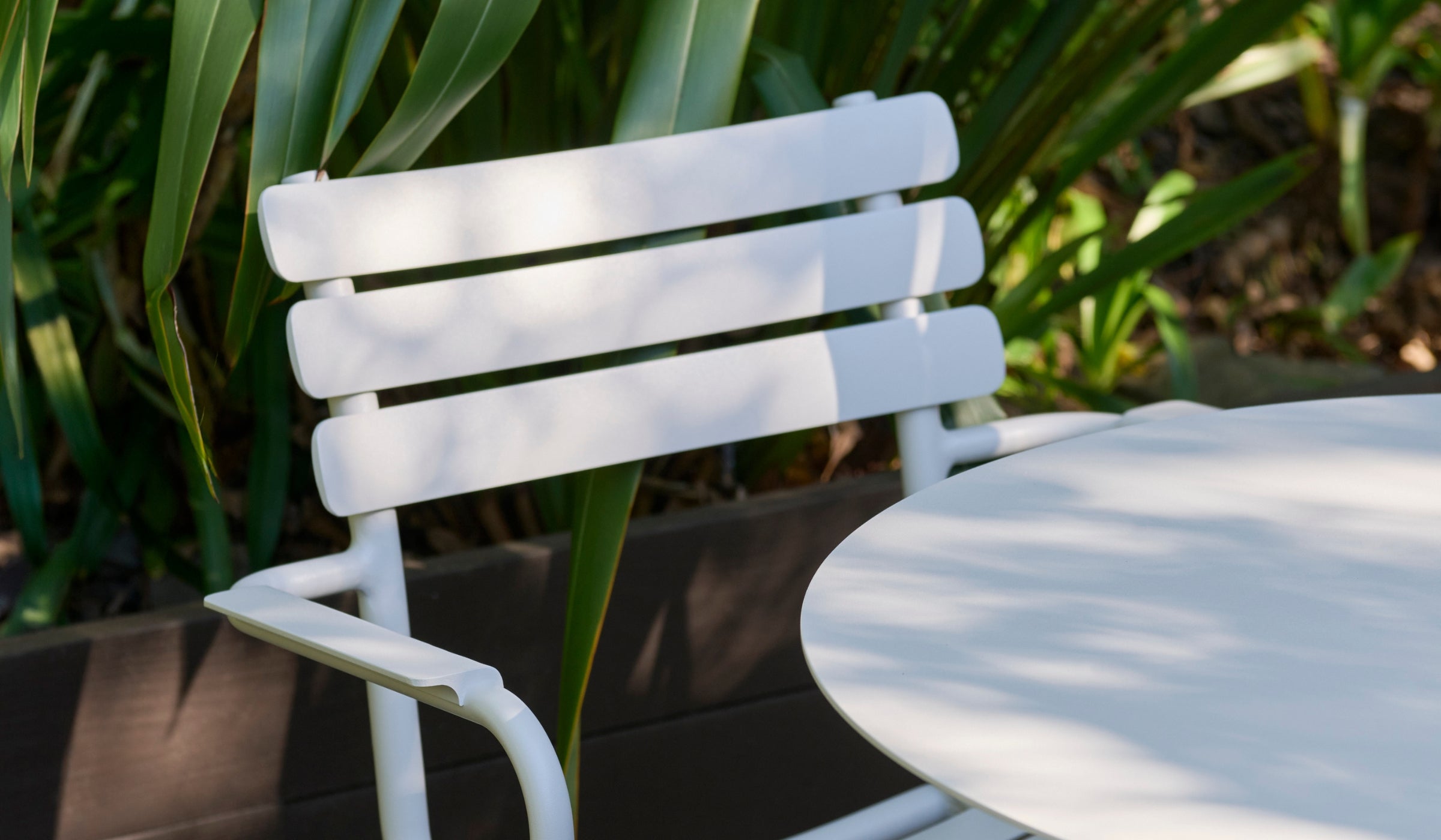 Alua - Chaise d'extérieur empilable durable en aluminium avec accoudoirs, blanc