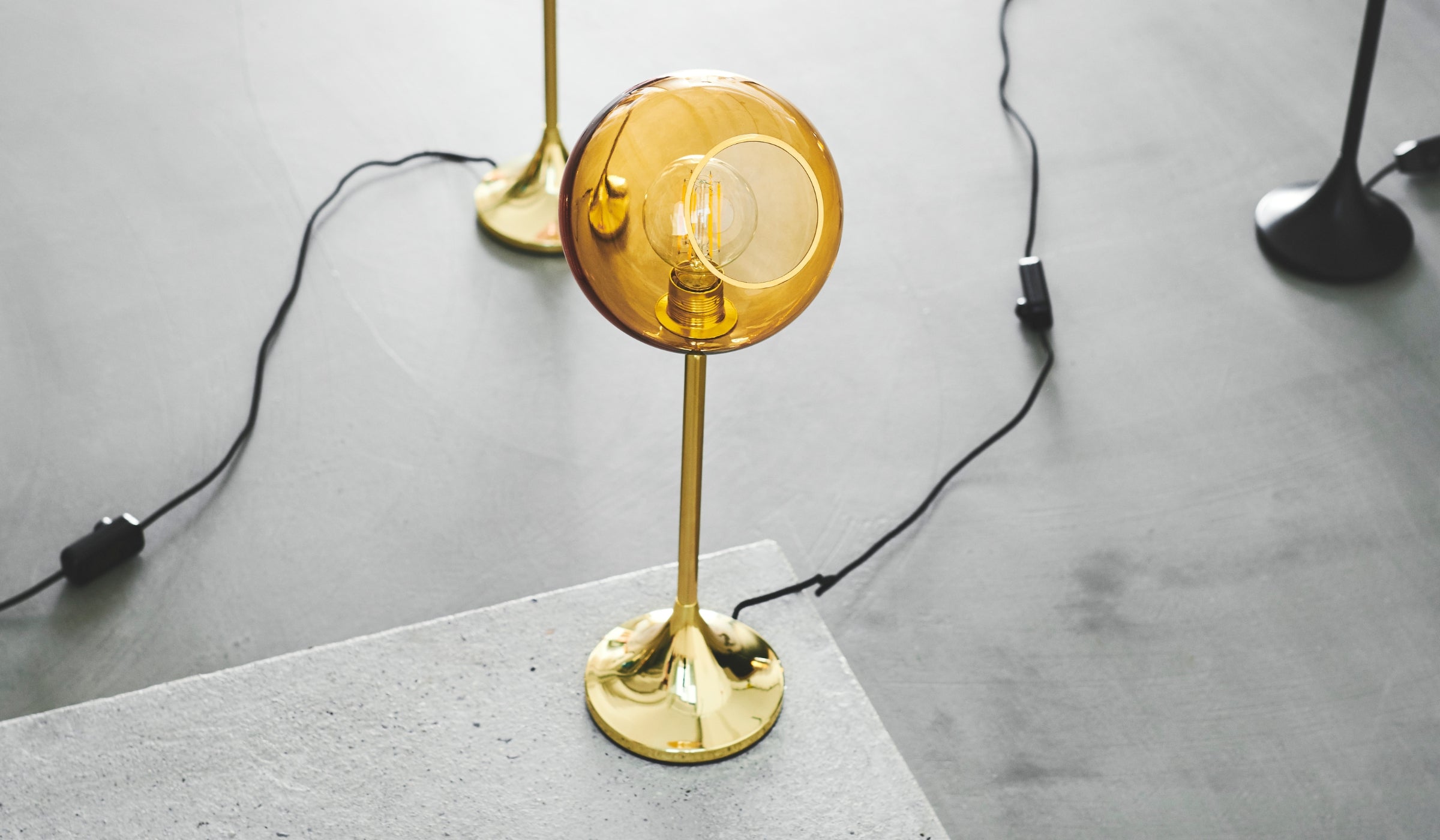 Lampe de table-Ballroom - Lampe de table, verre soufflé à la bouche, Ambre et base dorée--NOVINEA-DESIGN BY US
