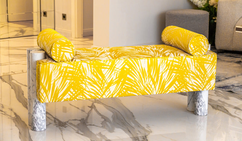 Banc rembourré Cassiopea, tissu de luxe jaune et piétement en marbre de Carrare