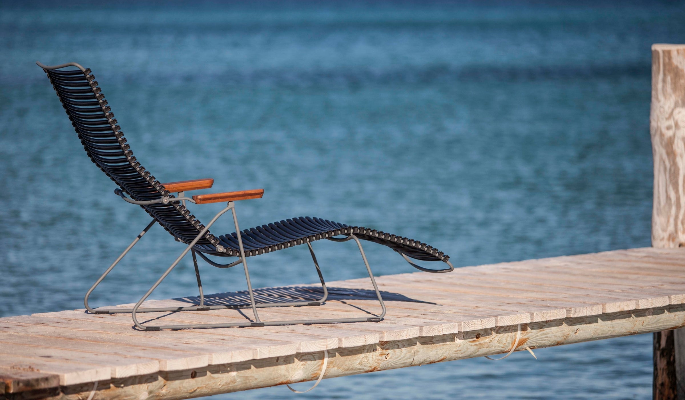 Click Sunlounger - Chaise longue d'extérieur design avec accoudoirs en bambou, noir