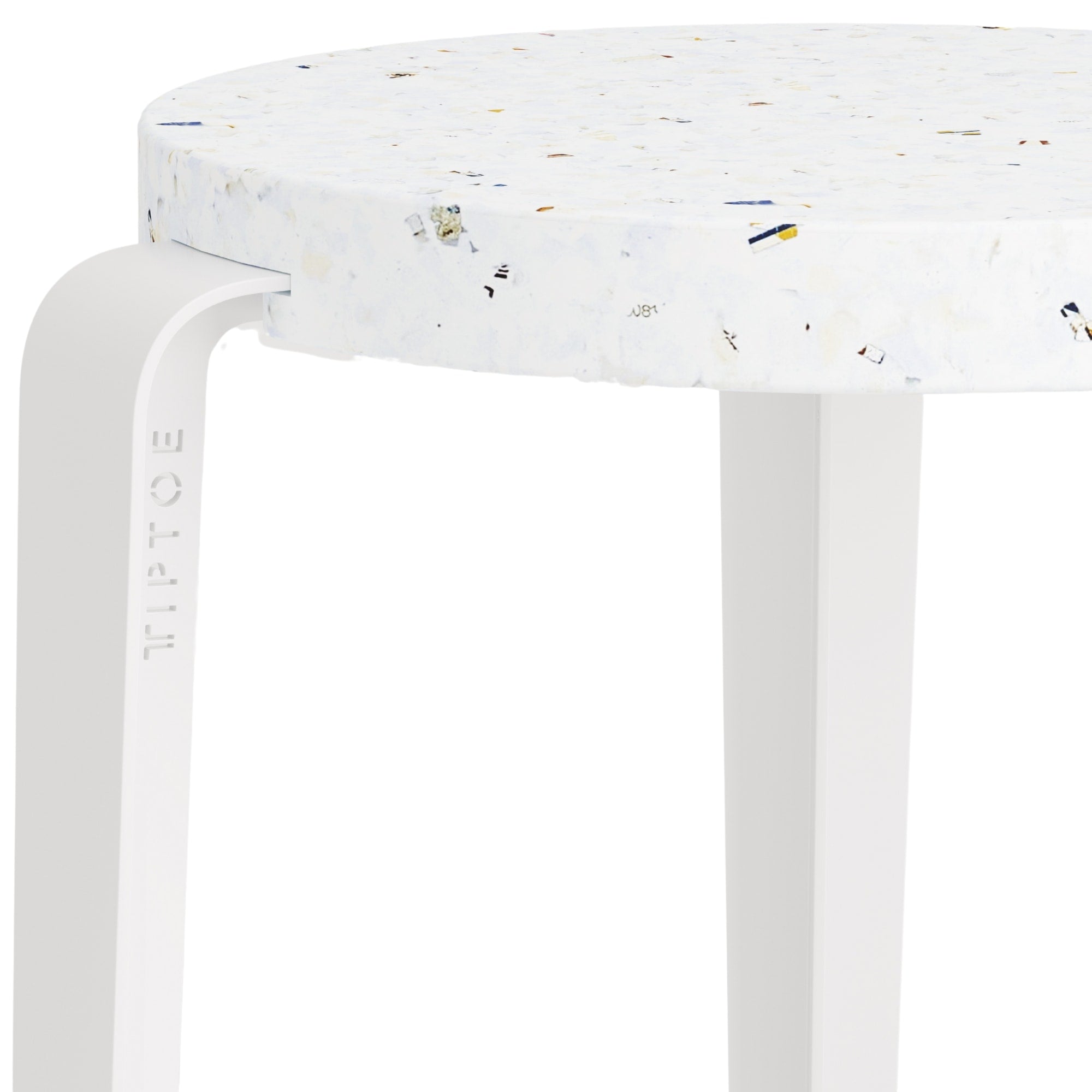 Détail du tabouret de bar en acier blanc avec assise en plastique recyclé, marque Tiptoe gravée sur le pied.