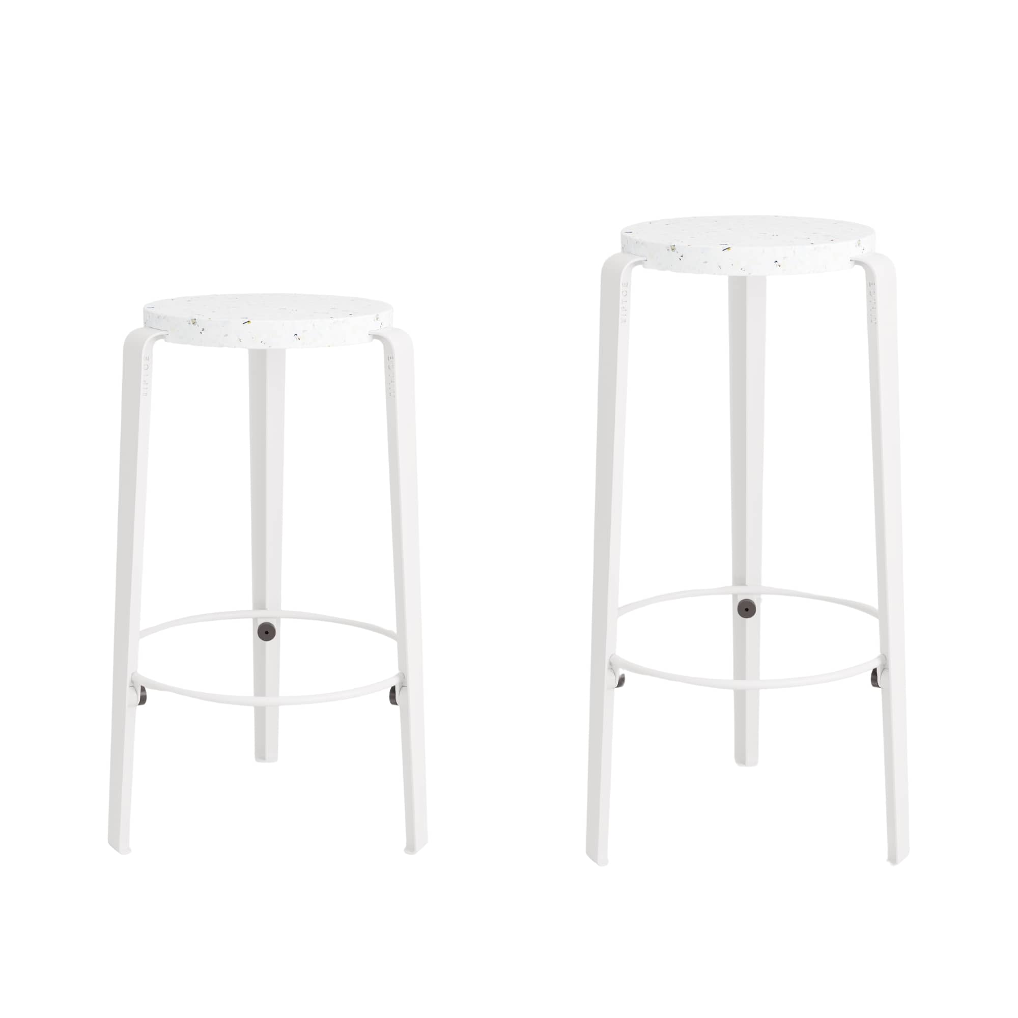 Deux tabourets de bar blancs en acier avec assise en plastique recyclé, design épuré et circulaire signé Tiptoe.