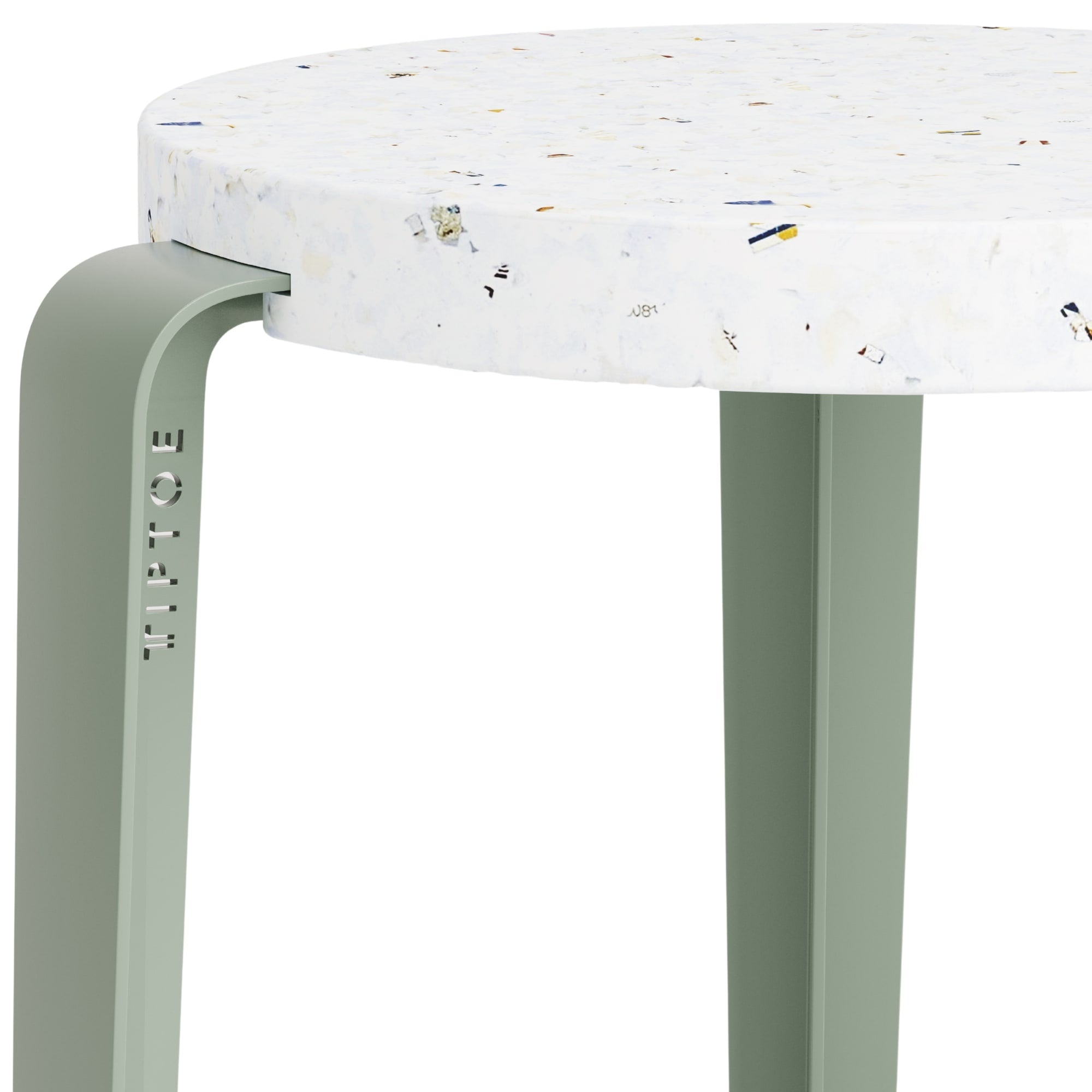 Détail du tabouret de bar en acier gris eucalyptus avec assise en plastique recyclé, marque Tiptoe gravée sur le pied.