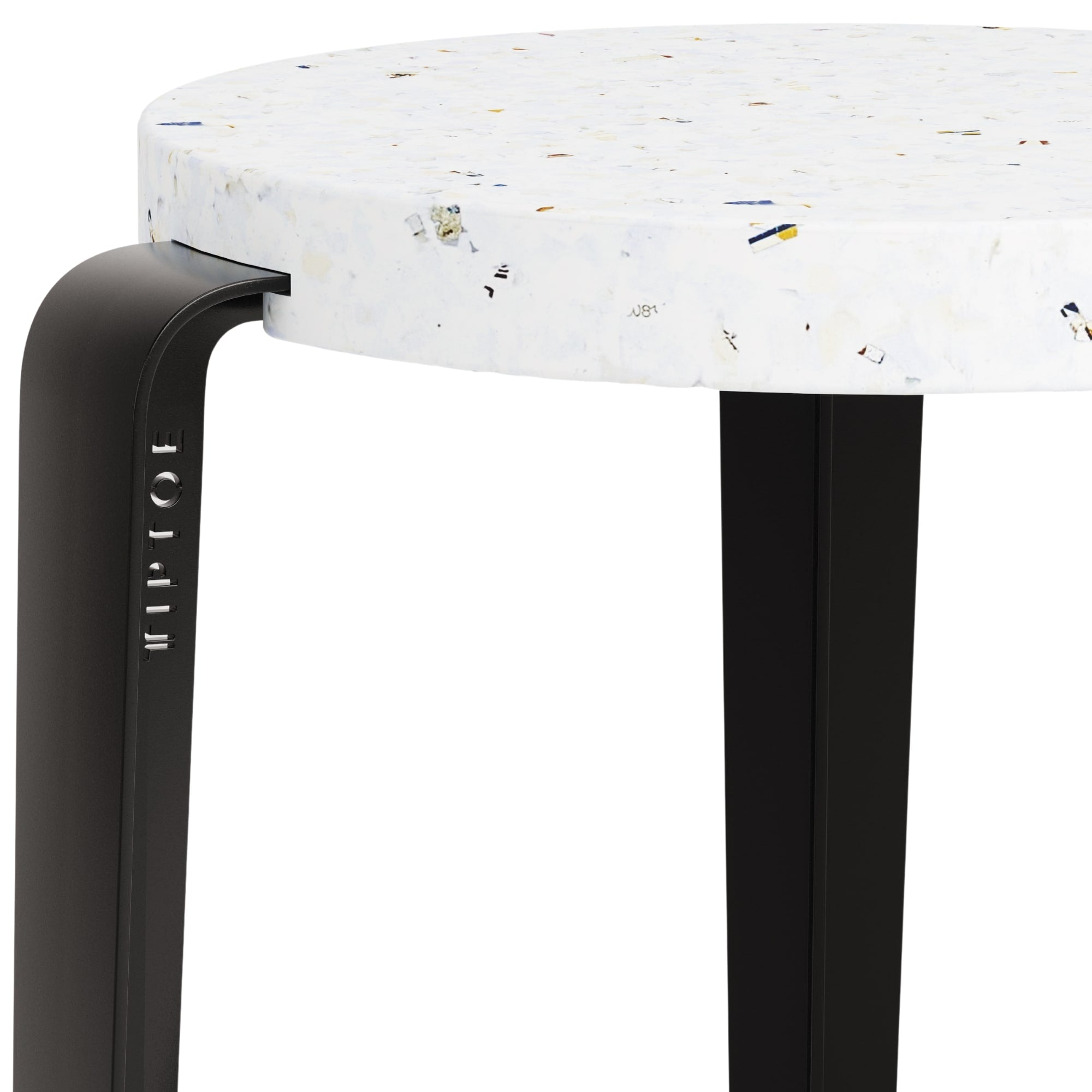 Détail du tabouret de bar en acier noir avec assise en plastique recyclé, marque Tiptoe gravée sur le pied.