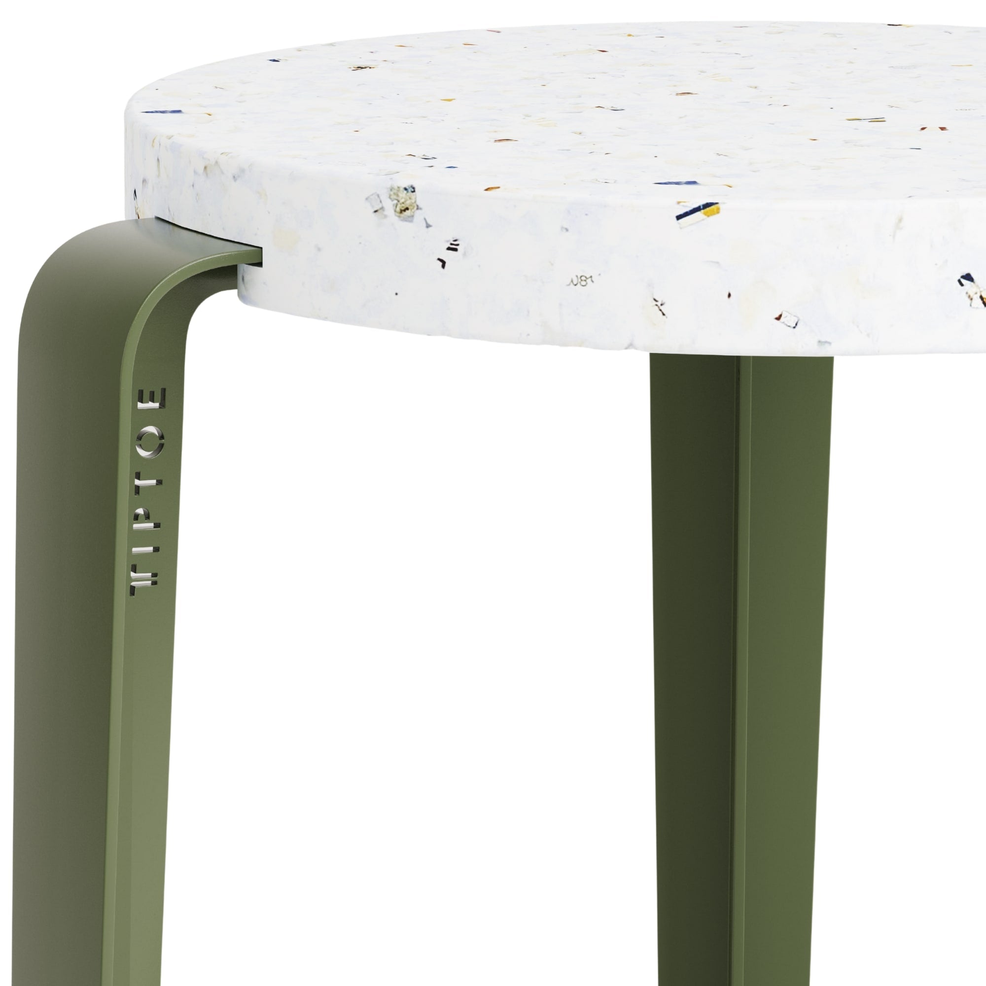 Détail du tabouret de bar en acier vert avec assise en plastique recyclé, marque Tiptoe gravée sur le pied.
