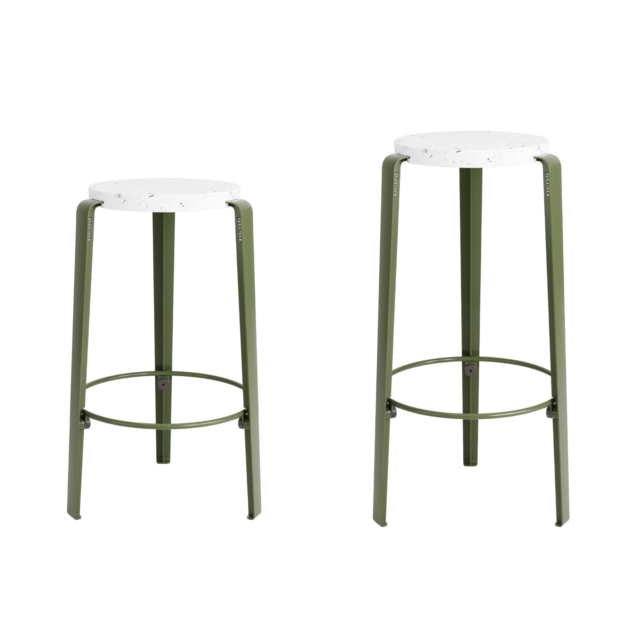 Deux tabourets de bar verts en acier avec assise en plastique recyclé blanc, au design épuré et durable.