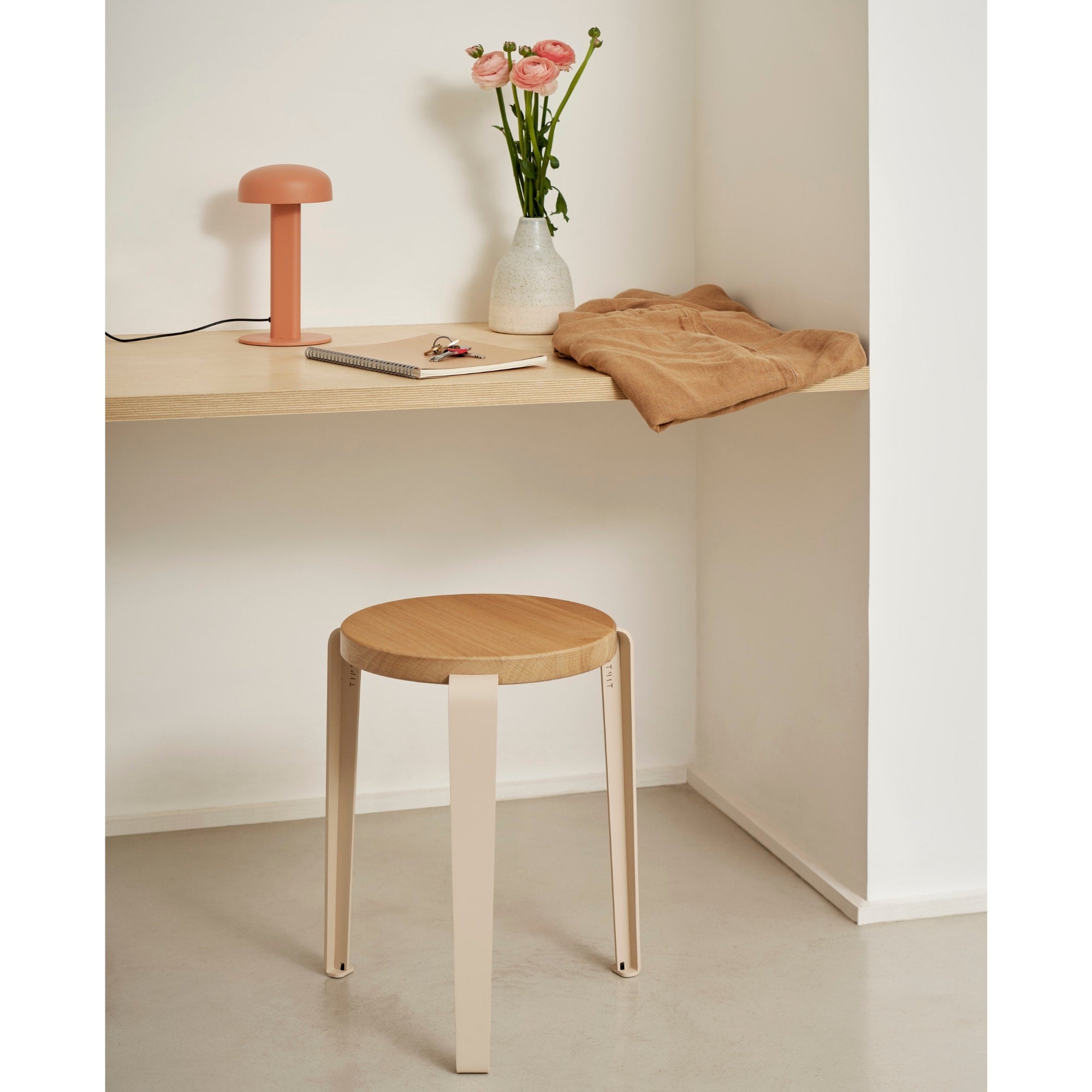 Tabouret Lou Tiptoe x Heju en chêne et acier beige, intégré à un coin bureau minimaliste aux teintes douces et naturelles.