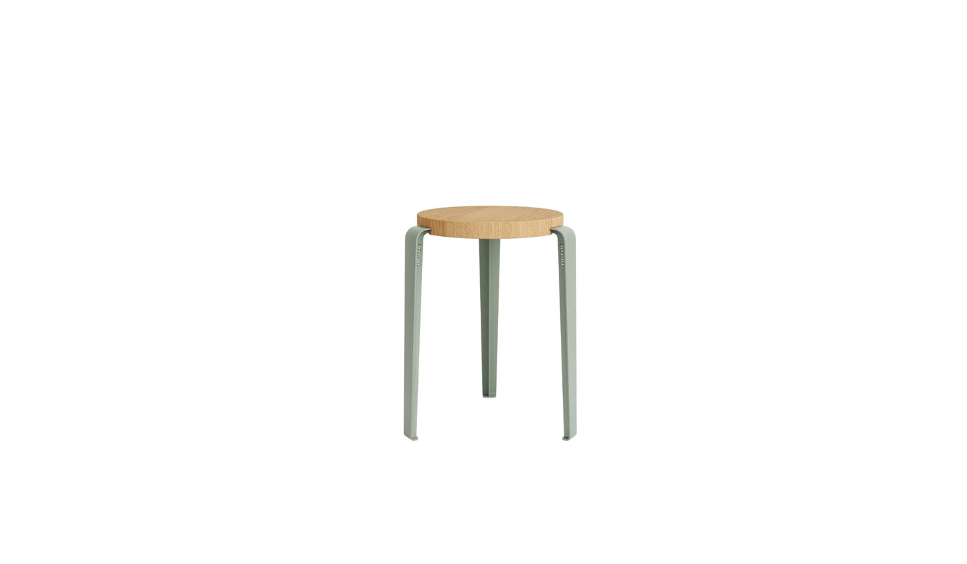 Tabouret Lou en chêne massif avec piètement en acier gris, présenté sur fond blanc.