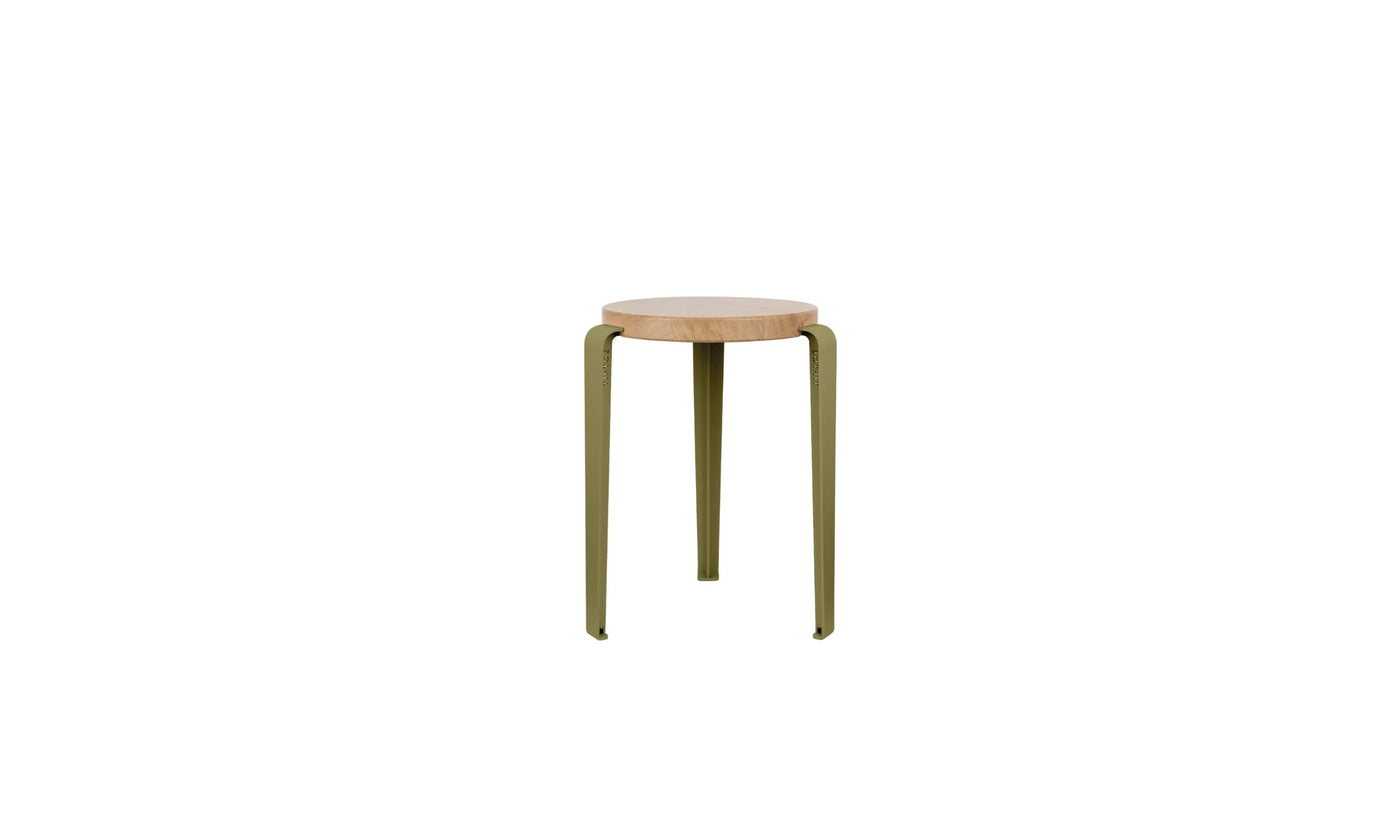 Tabouret Lou en chêne massif et acier vert, design minimaliste et finition mate, présenté en packshot sur fond blanc.