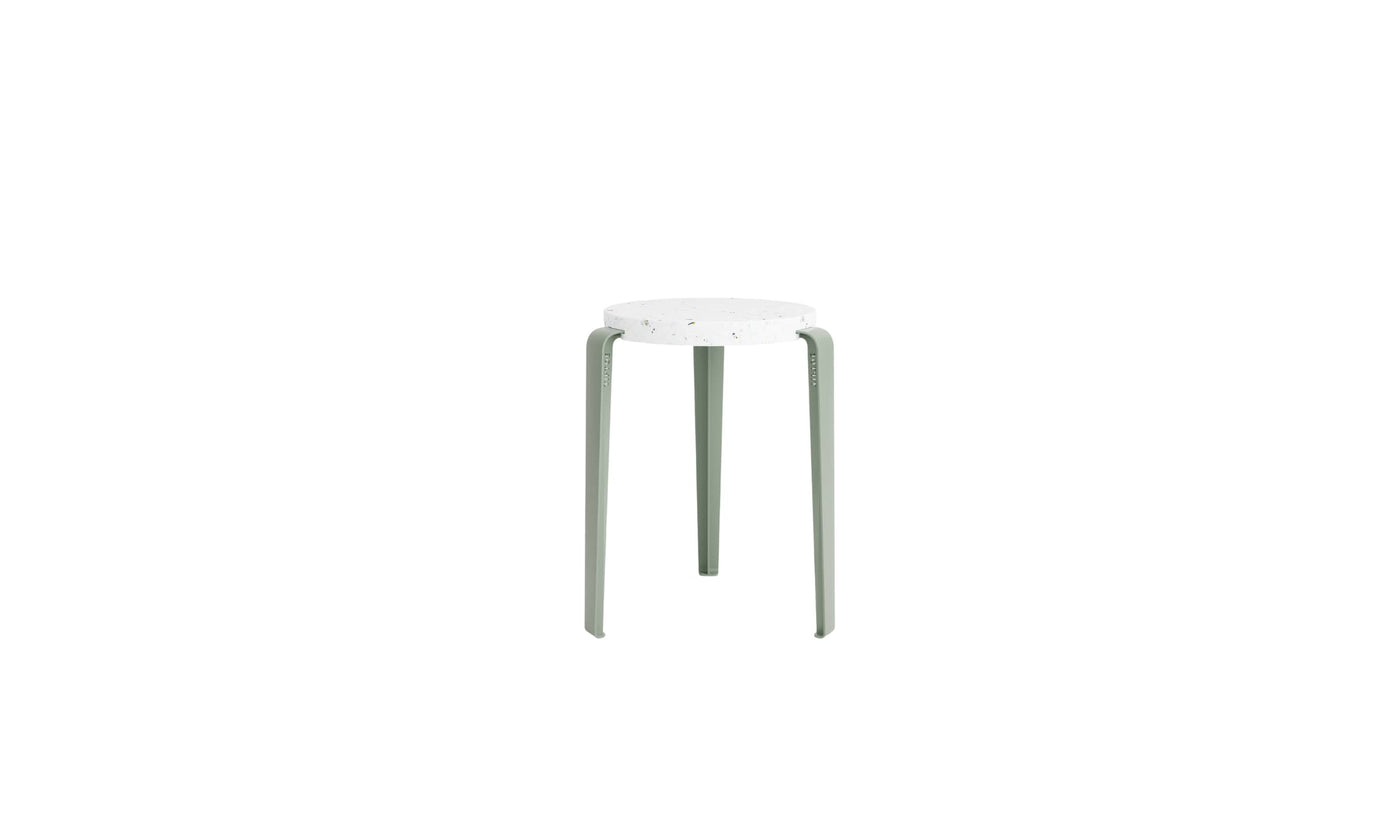 Tabouret Lou en plastique recyclé blanc et pieds en acier gris eucalyptus, en studio sur fond blanc