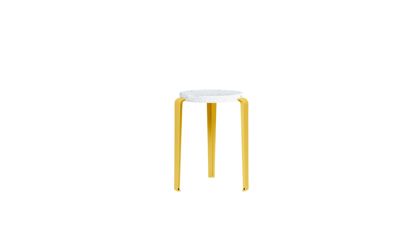 Tabouret Lou Tiptoe en plastique recyclé et acier jaune brioche, vue entière sur fond blanc.