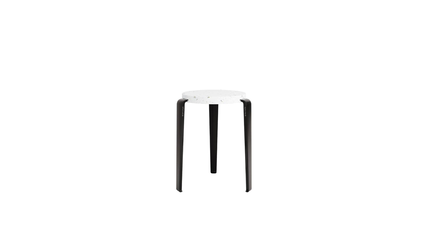 Tabouret Lou en plastique recyclé blanc et pieds en acier noir graphite, en studio sur fond blanc