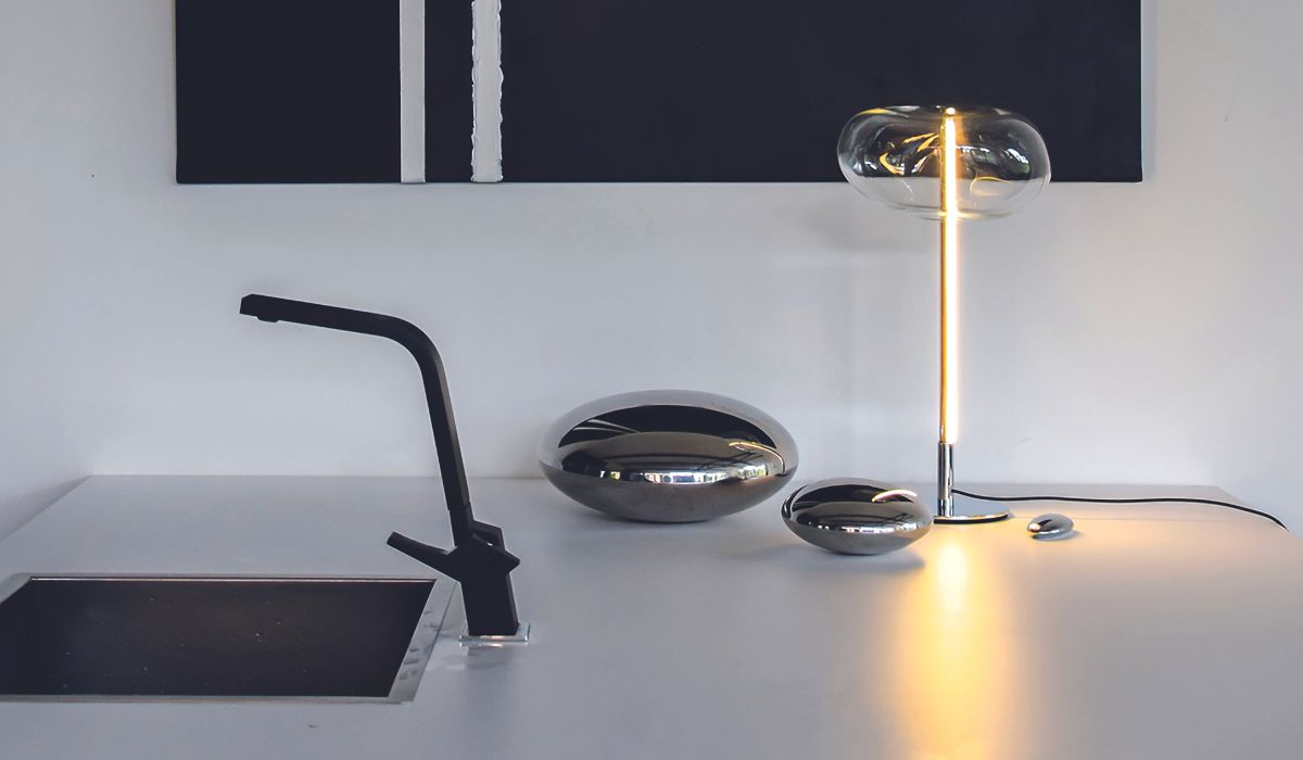 G111 - Lampe galet en verre translucide et pied chrome - NOVINEA Lampe de table