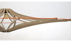 Suspension contemporaine Singing XL, bois brut, élastique orange, finition lin & bois