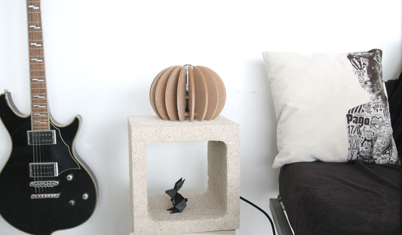 Lampe à poser écoresponsable Wrecking Ball en bois brut