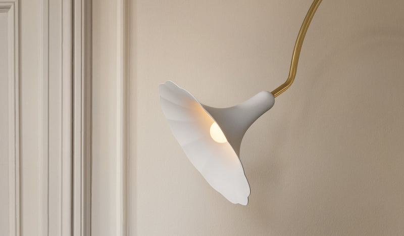 Petalii - Lampe sur pied en laiton poli, abat-jour blanc