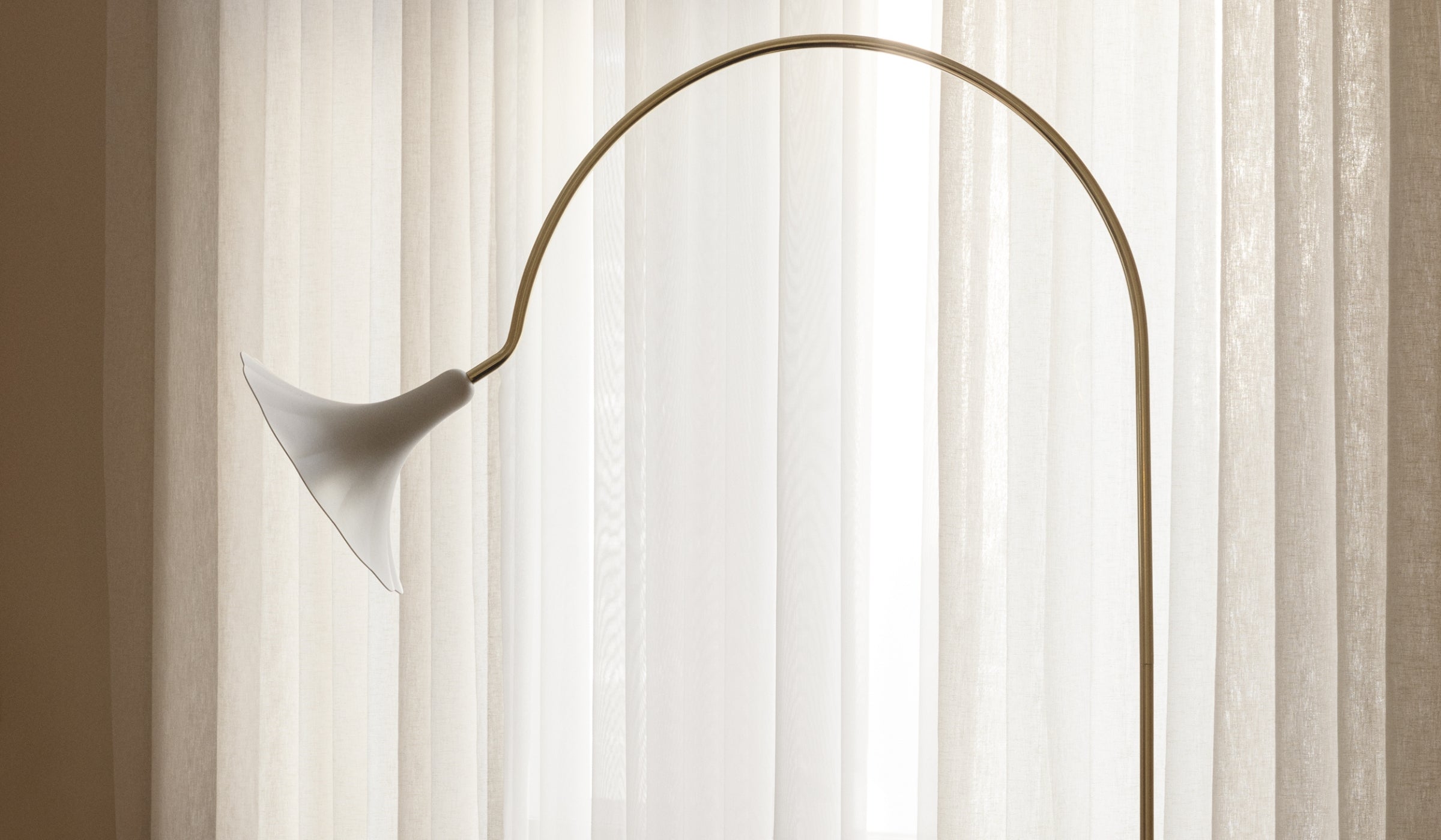 Petalii - Lampe sur pied en laiton poli, abat-jour blanc
