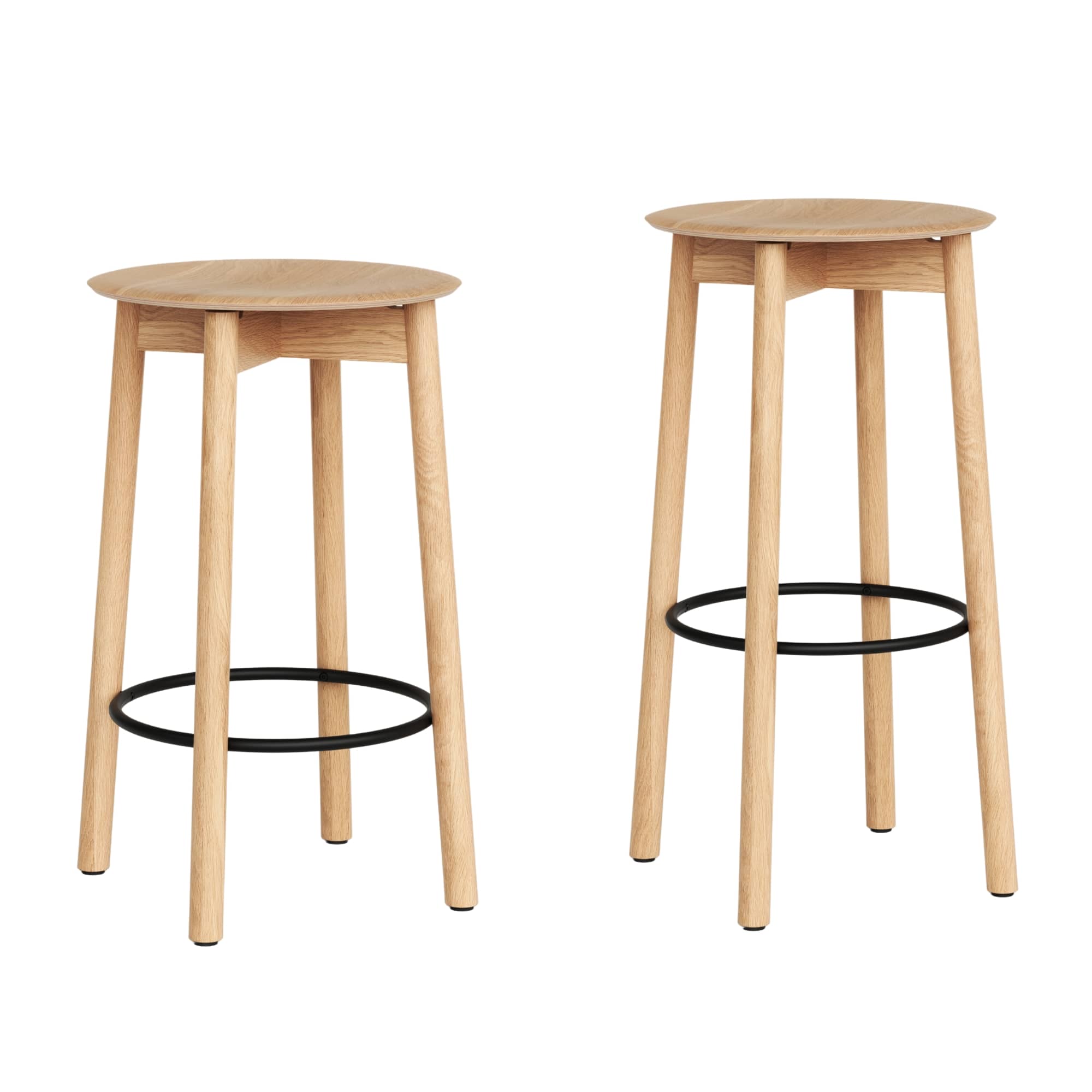 Deux tabourets de bar SSD en bois clair avec assise ronde et repose-pieds noir, sur fond blanc.