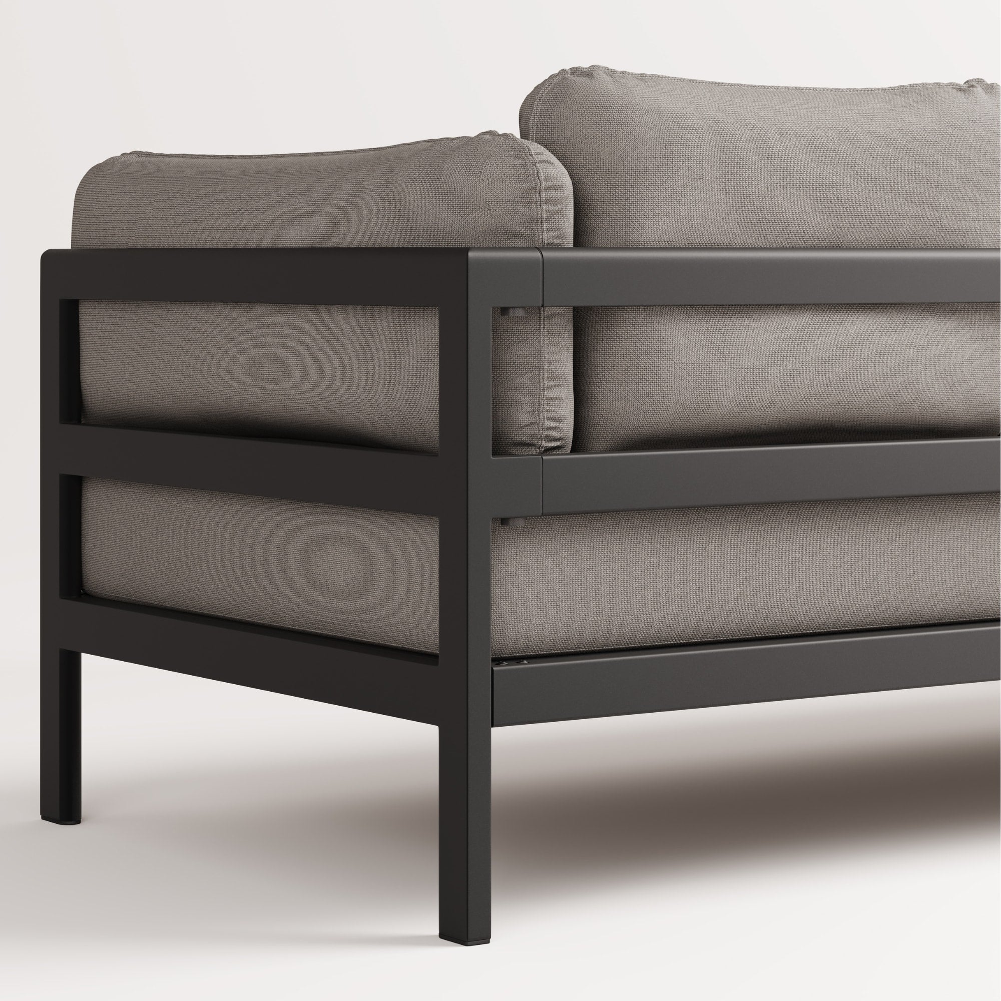 vu arrière gros plan canapé Easy de Tiptoe en tissu beige avec structure en métal noir, mettant en avant ses coussins épais et son design épuré.