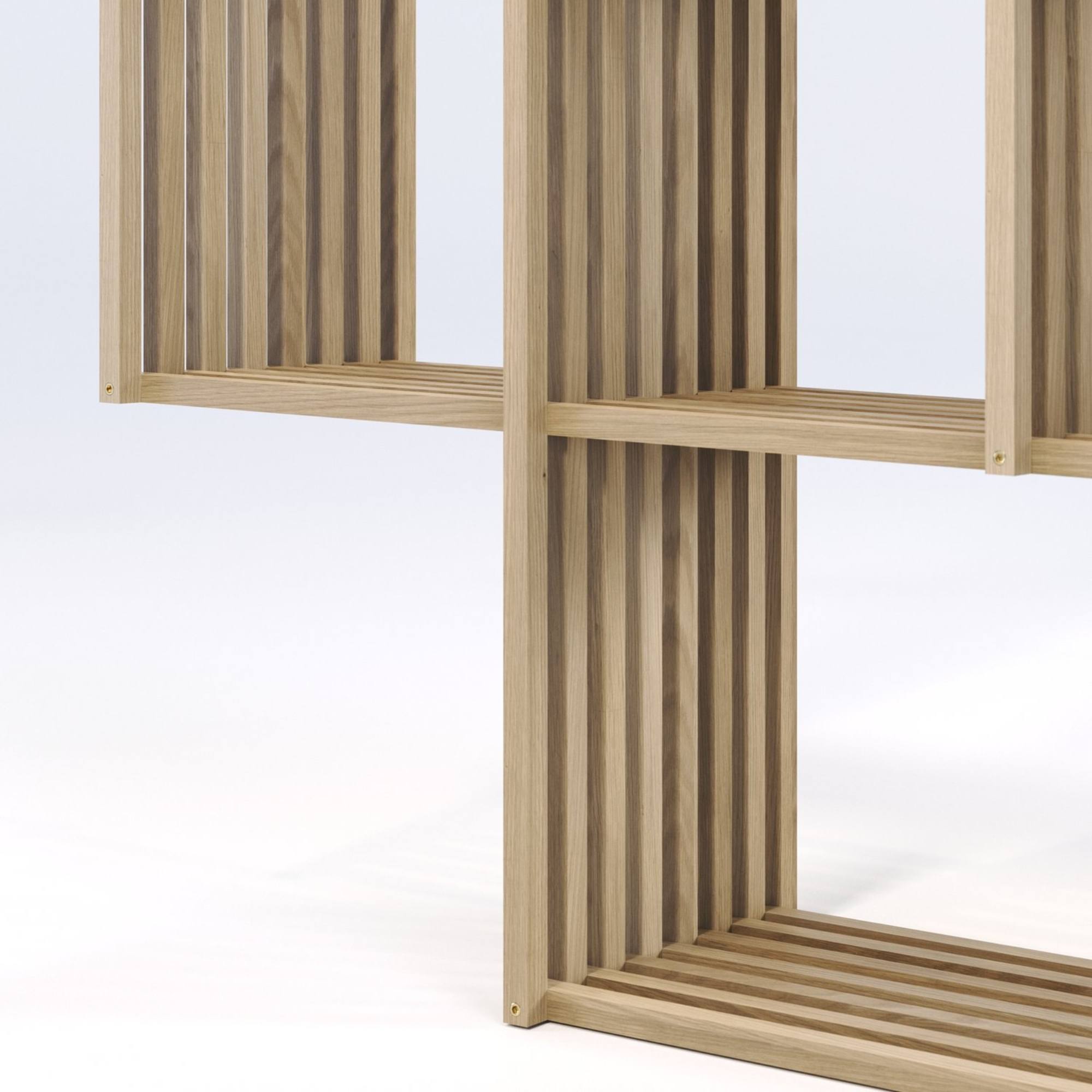 Détail de la bibliothèque X2 Wewood en bois clair, structure à lattes verticales et horizontales, finition soignée.
