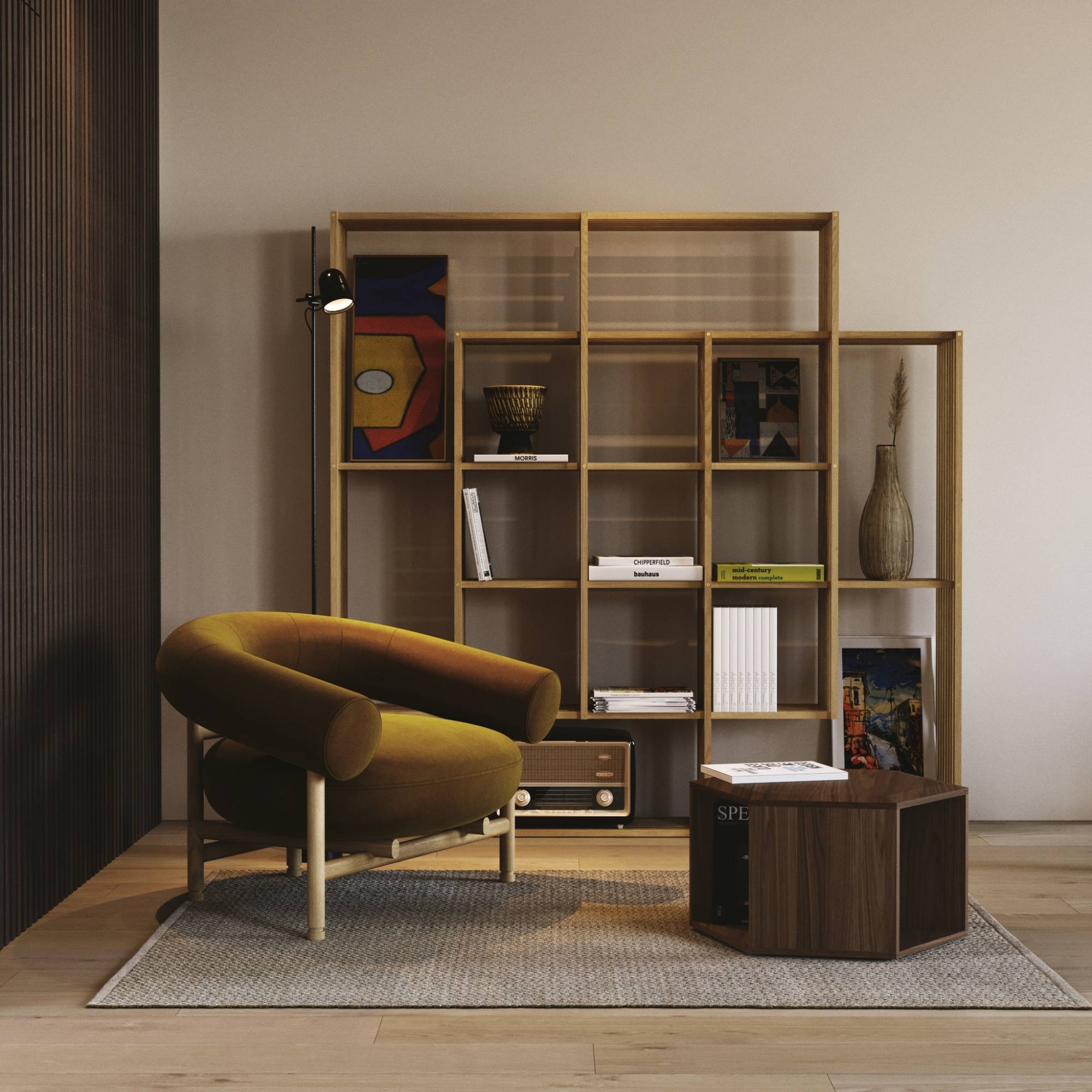 Bibliothèque modulable X2 Wewood en bois clair dans un salon élégant, associée à un fauteuil design et une table basse en noyer.