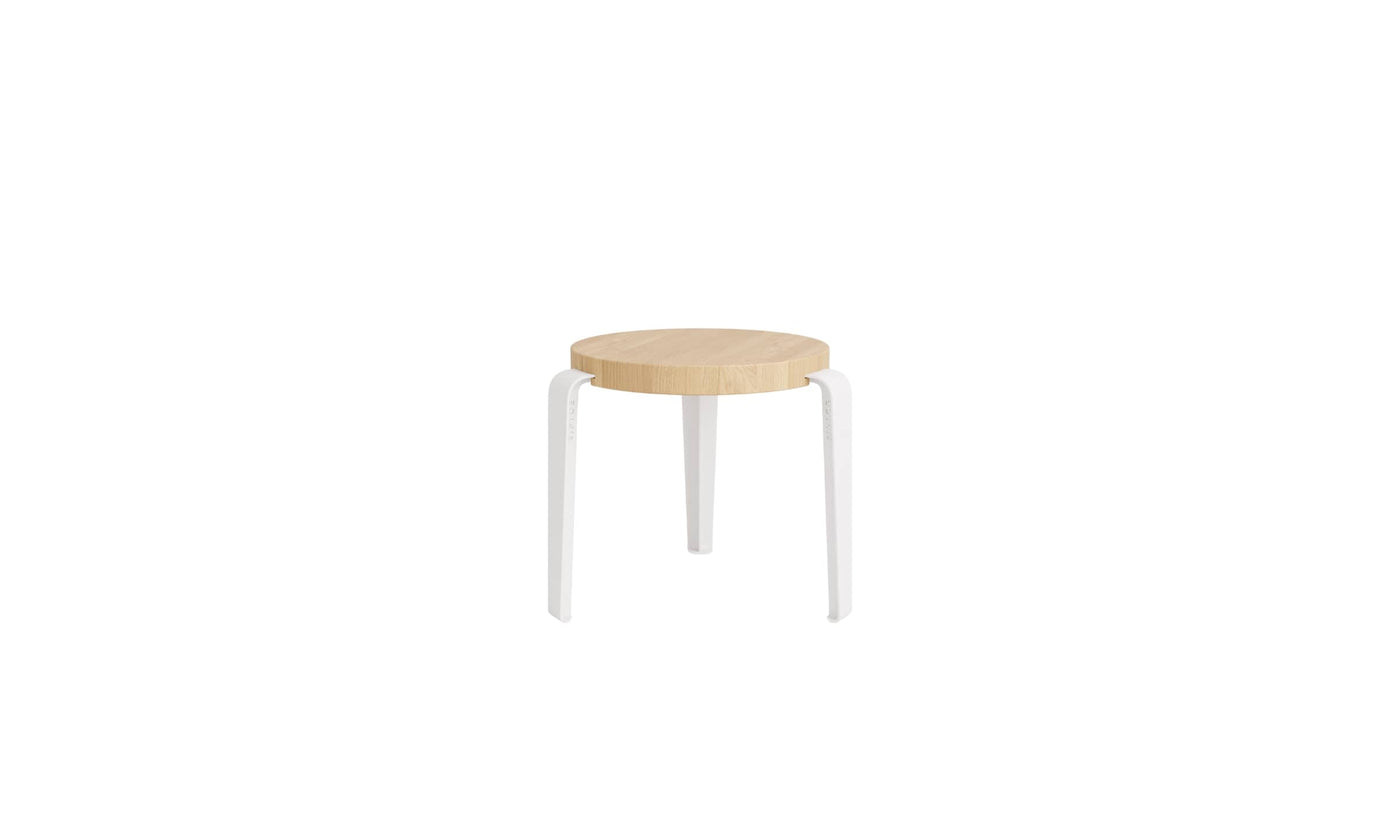 Tabouret enfant Tiptoe avec assise en bois clair et pieds blancs sur fond blanc