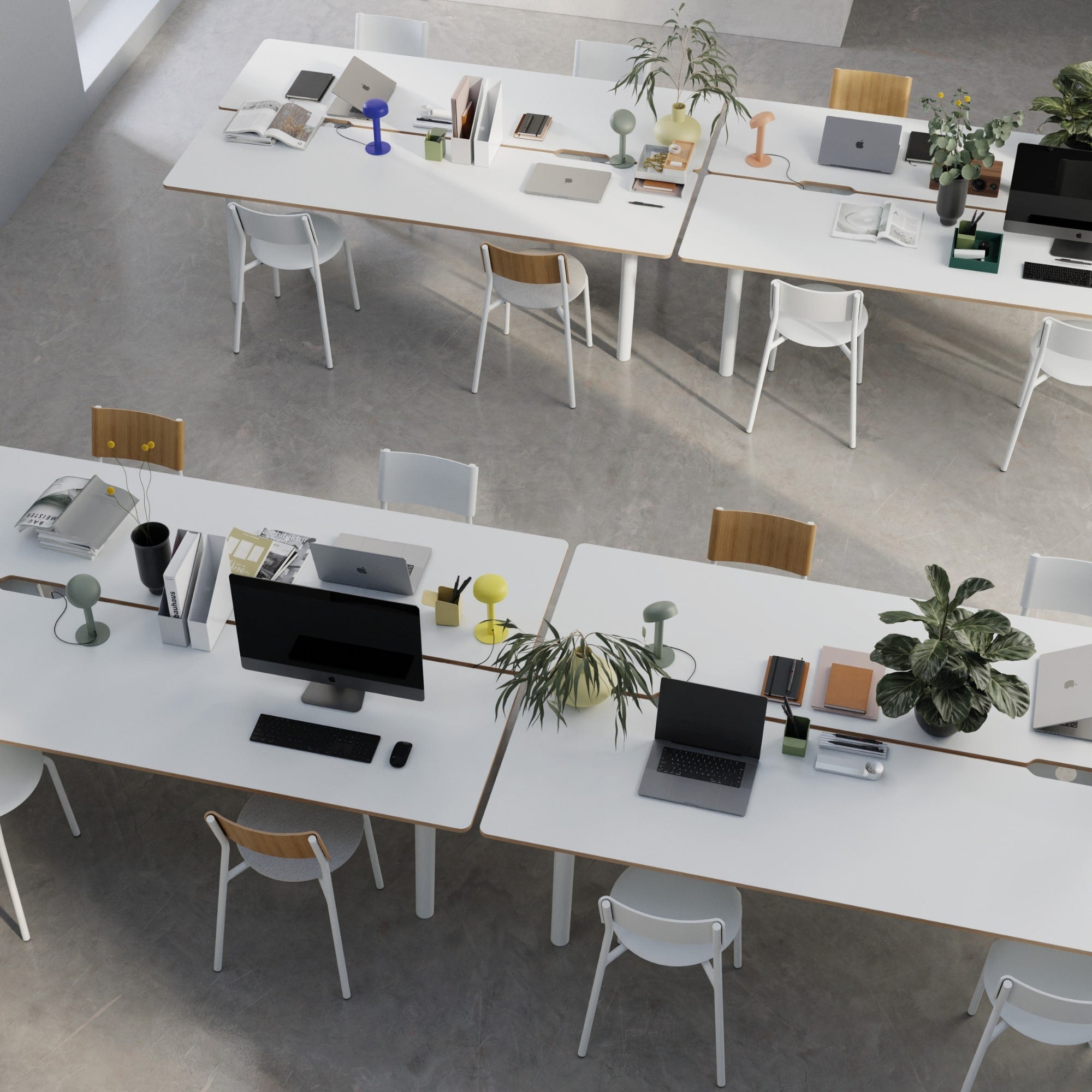 Espace de coworking avec plusieurs chaises SSD soft et SSDr de Tiptoe, piètement blanc, dossier en bois clair et assise tissu, autour de grandes tables blanches équipées d’ordinateurs et d’accessoires.