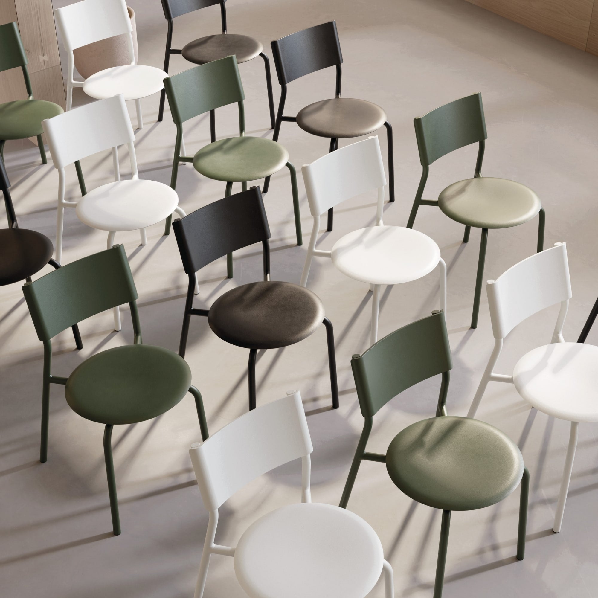 Un ensemble de chaises de différentes couleurs : vert, noir, blanc, avec des structures en métal et des sièges en plastique recyclé.