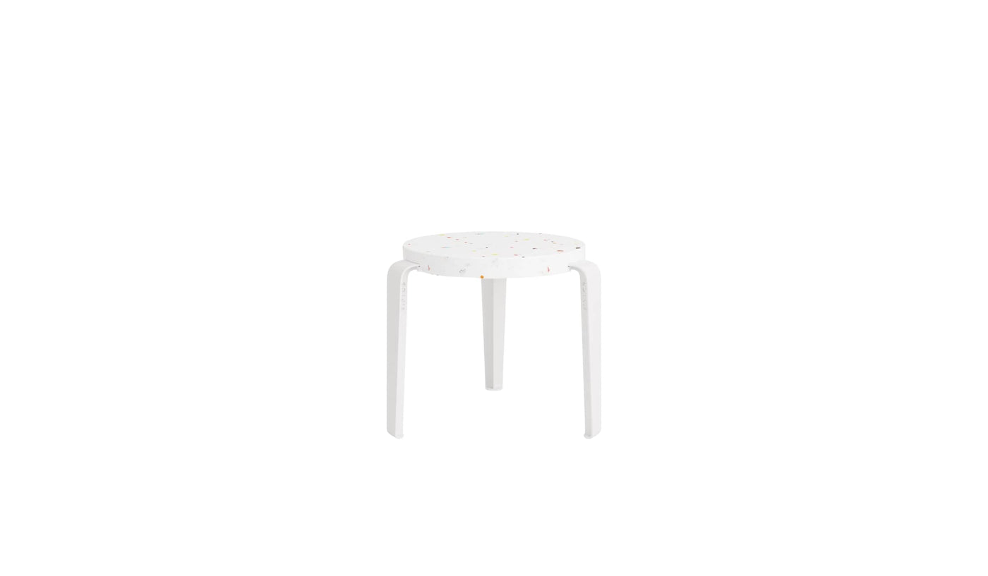Tabouret enfant Tiptoe avec assise en plastique recyclé blanc et pieds blancs sur fond blanc
