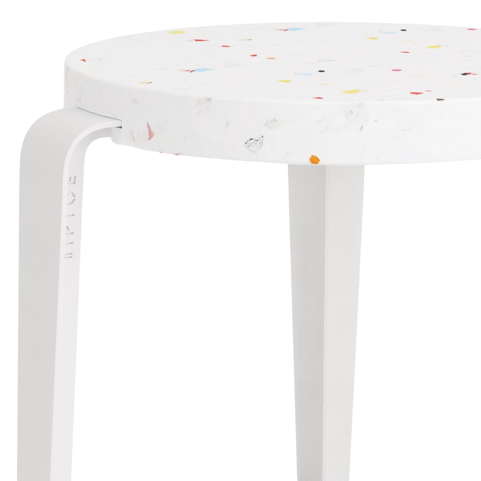 Détail d’un tabouret enfant Tiptoe en plastique recyclé blanc avec éclats colorés et pieds en acier blanc