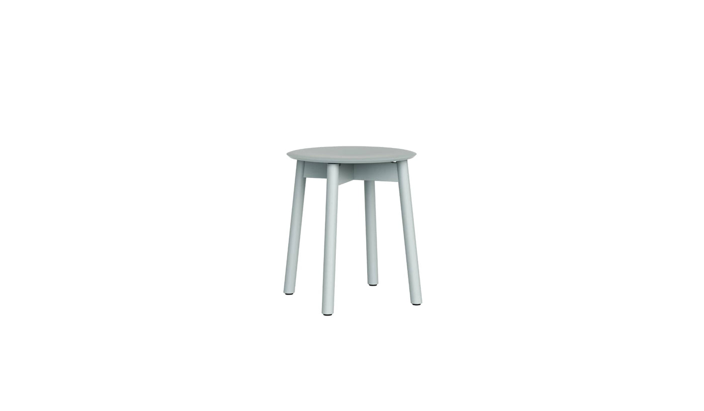 Tabouret en bois massif peint en bleu clair sur fond blanc, design minimaliste signé Tiptoe