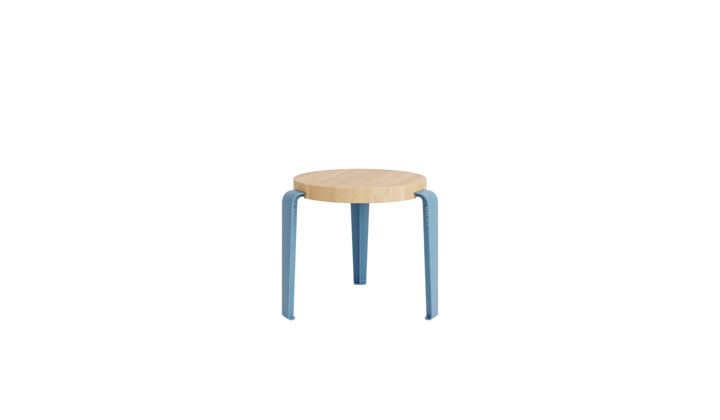 Tabouret enfant Tiptoe avec assise en bois clair et pieds bleus sur fond blanc