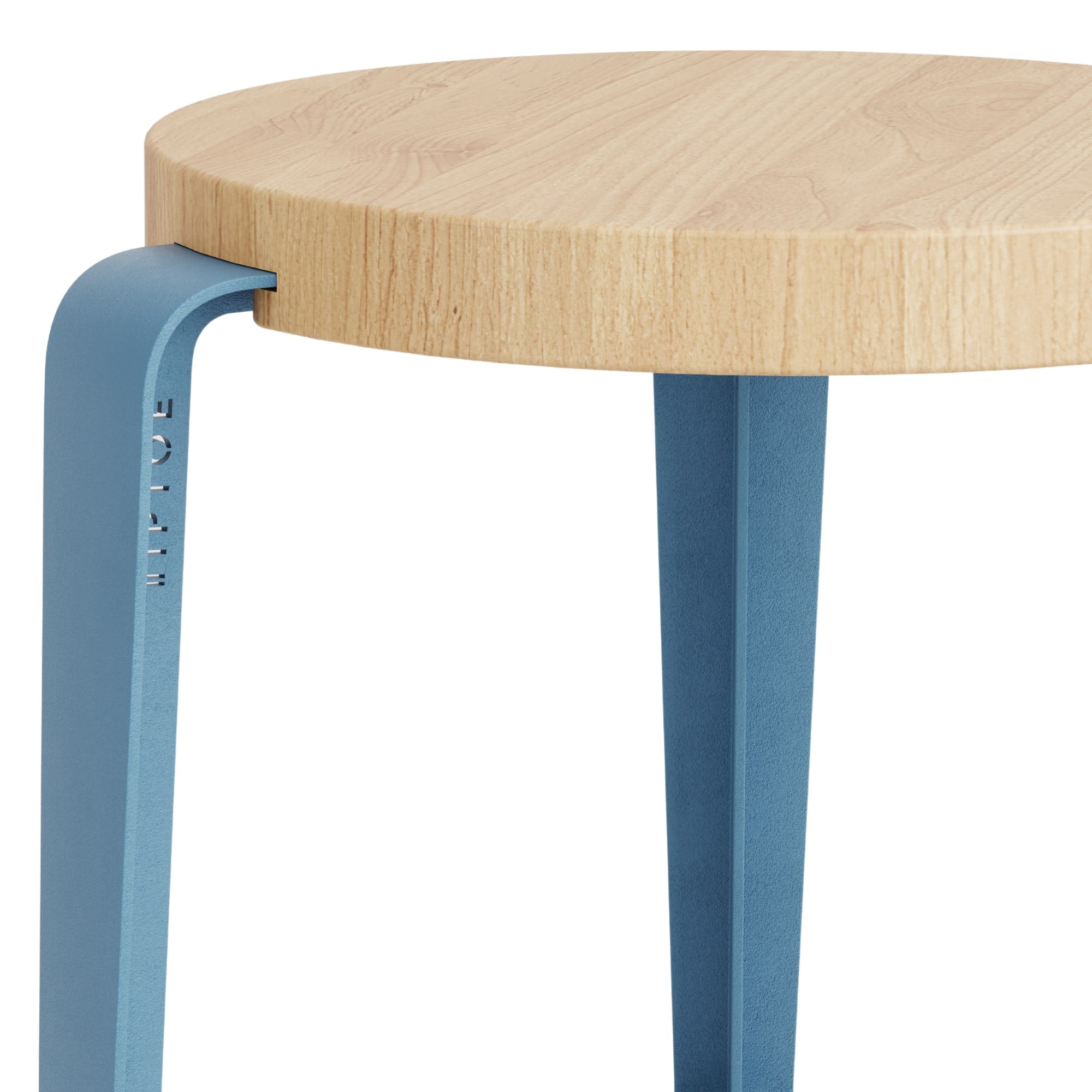 Zoom sur un tabouret enfant Tiptoe avec assise en bois clair et pieds en acier bleu