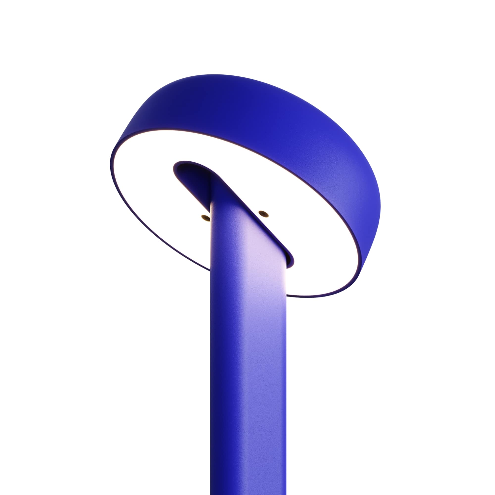 Lampe bleue, modèle Nod de Tiptoe, vue rapprochée de l’abat-jour circulaire, éclairage visible, avec la lumière dirigée vers le bas.
