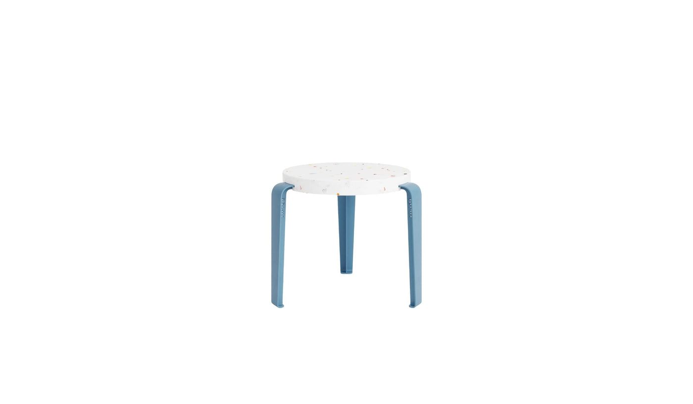 Tabouret enfant Tiptoe avec assise en plastique recyclé et pieds bleus sur fond blanc