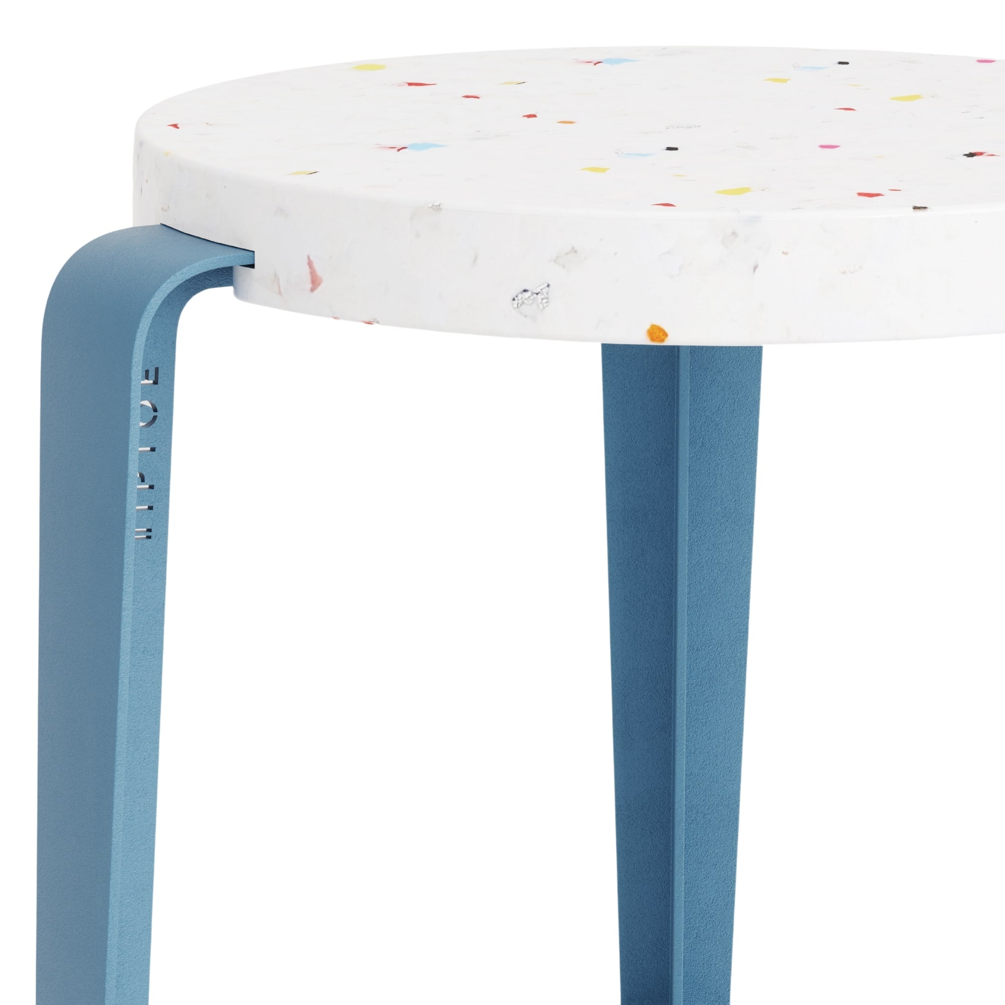 Détail d’un tabouret enfant Tiptoe en plastique recyclé blanc avec éclats colorés et pieds en acier bleu